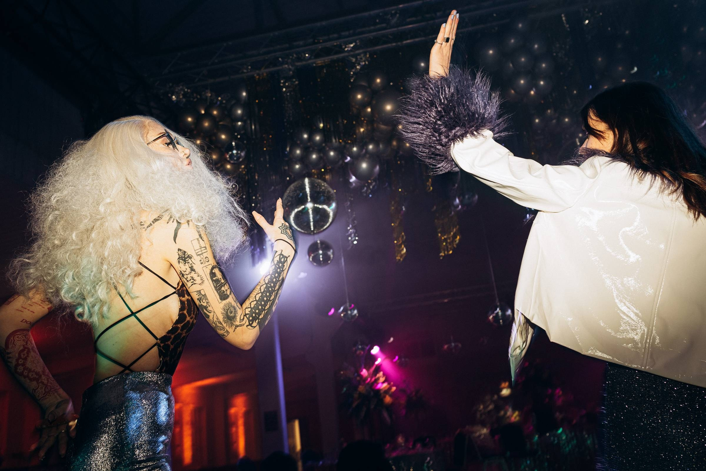 KĀZAS BEZ ROBEŽĀM DISKO STILĀ