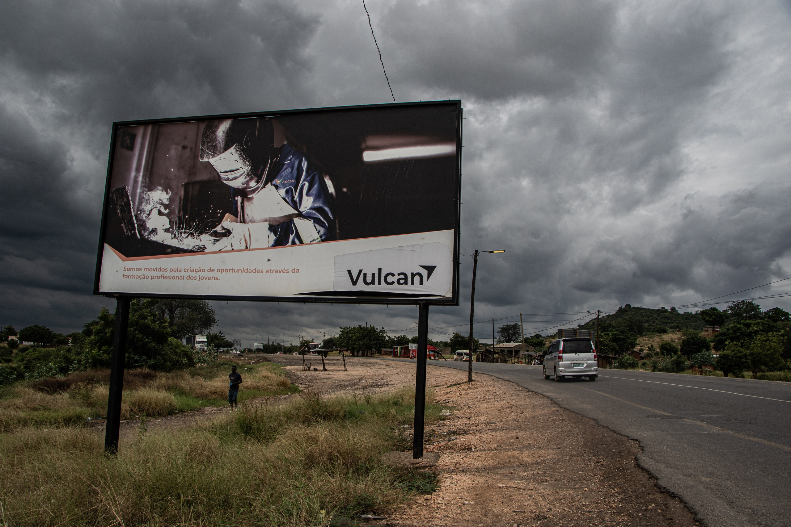 « Nous sommes motivés par la création d’opportunités à travers la formation professionnelle des jeunes. » Alors que les immenses infrastructures minières de Moatize dominent le paysage de la province de Tete, les promesses d’emplois faites aux populations locales n’ont jamais été tenues. Beaucoup espéraient que l’arrivée des grandes compagnies d’abord Vale, aujourd’hui Vulcan offrirait des opportunités professionnelles durables. En réalité, les postes qualifiés sont majoritairement occupés par des travailleurs venus d’ailleurs, souvent étrangers ou recrutés dans les grandes villes.
