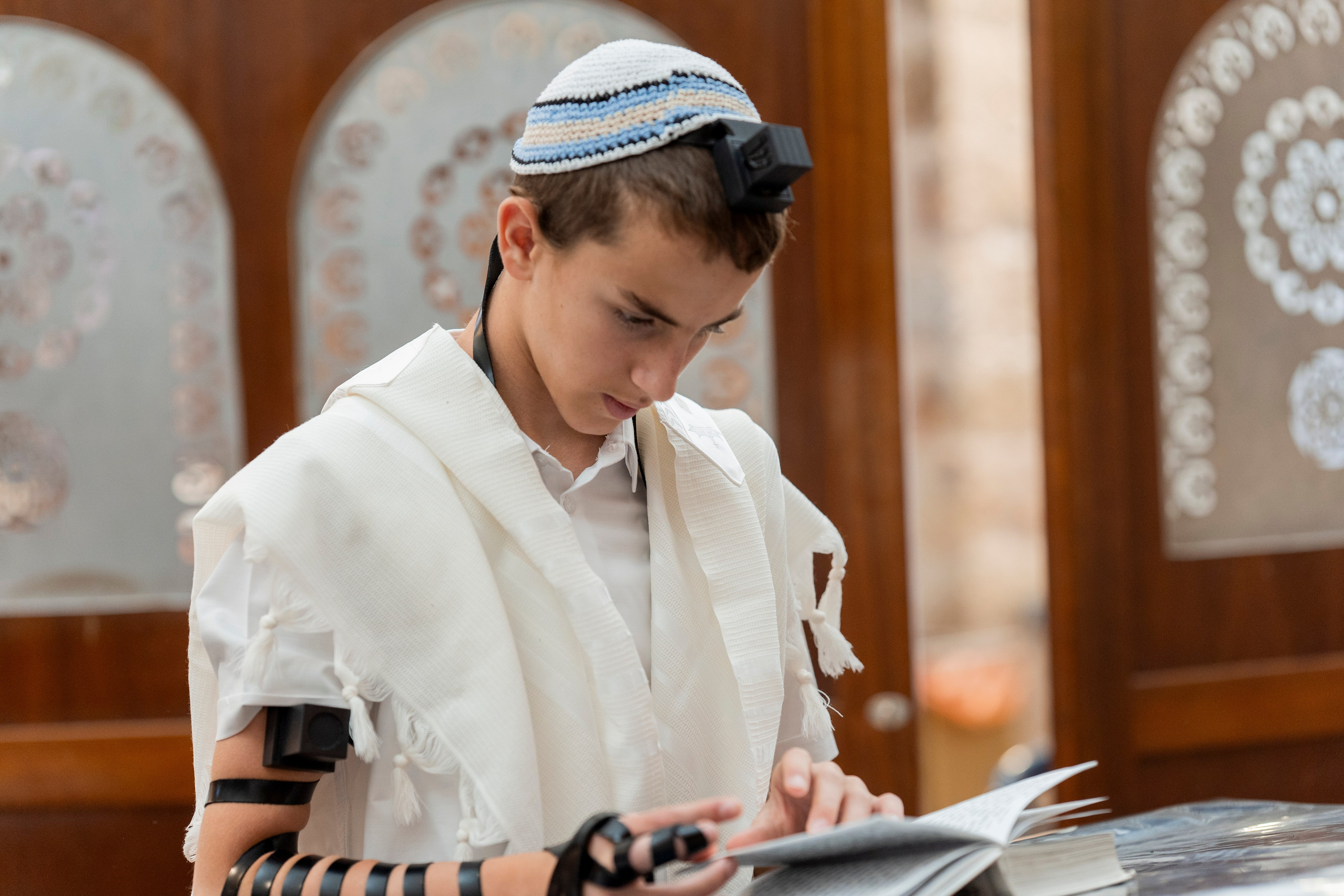 הנחת התפילין רפאל לוי. יוסף מזרחי צילום חתונה, ברית וזוגיות. צלם מקצועי שאוהב להוציא אתכם הכי יפים ברגעים הכי מרגשים