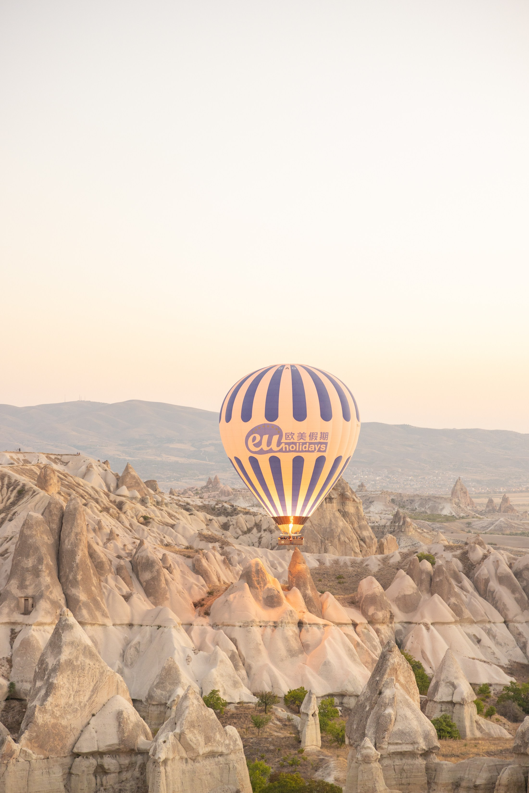 Romantic Love Story Photoshoot with Hot Air Balloons in Cappadocia. Julia Ganch I Fashion Wedding Photography I Cappadocia Turkey