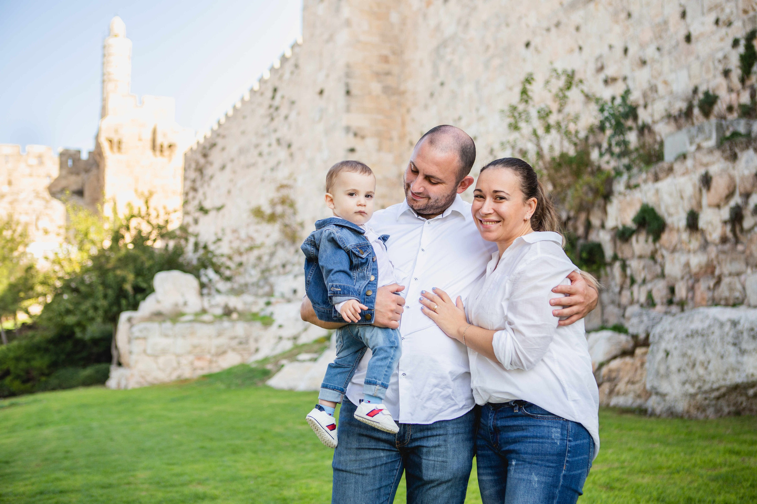 AT THE WALLS OF THE OLD CITY. PHOTOGRAPHER IN ISRAEL