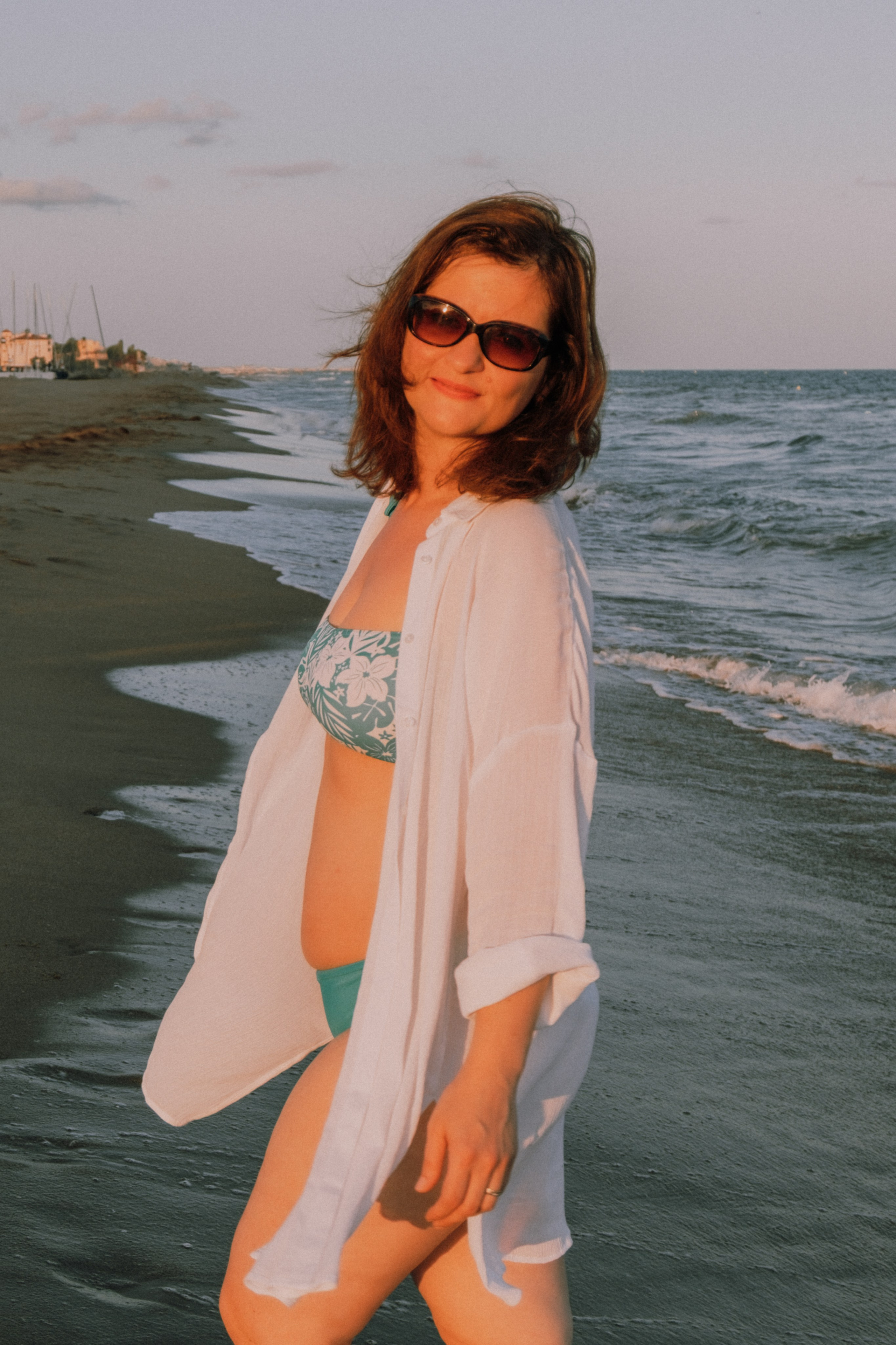 Sesión de amigas en la playa. Fotografía profesional en Calafell - Elena Medvedeva