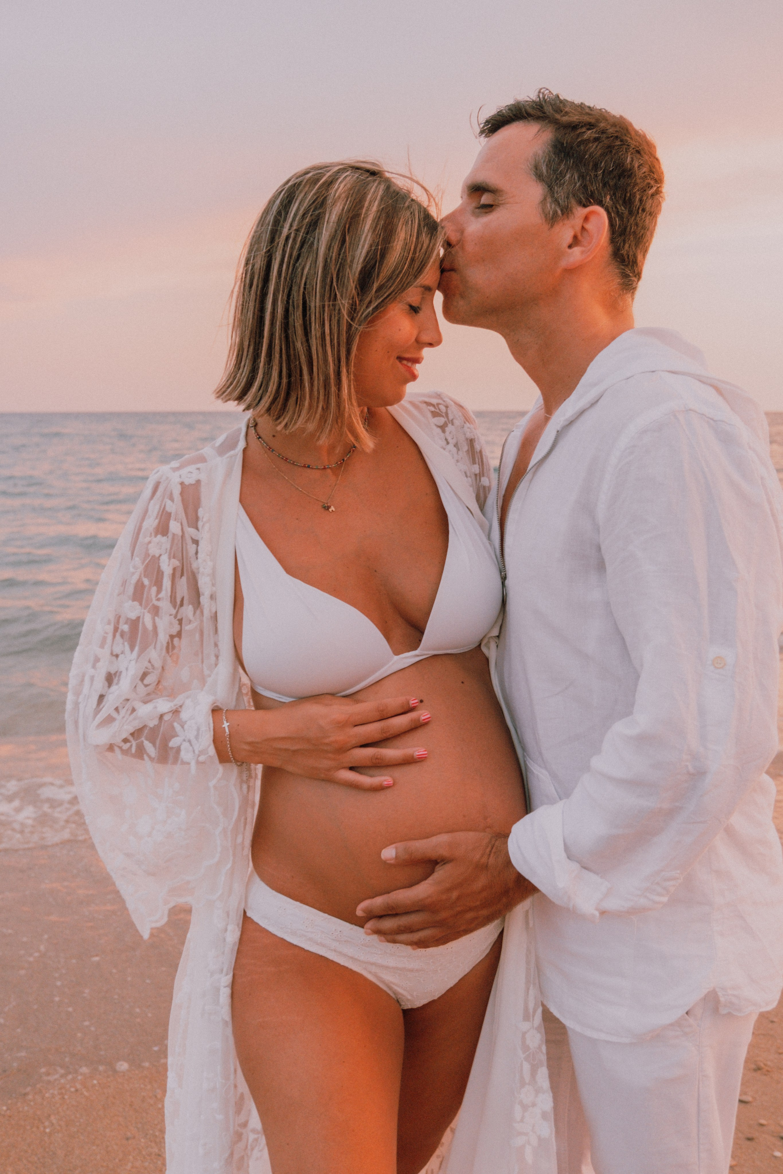 Sesión embarazo en la playa. Fotografía profesional en Calafell - Elena Medvedeva