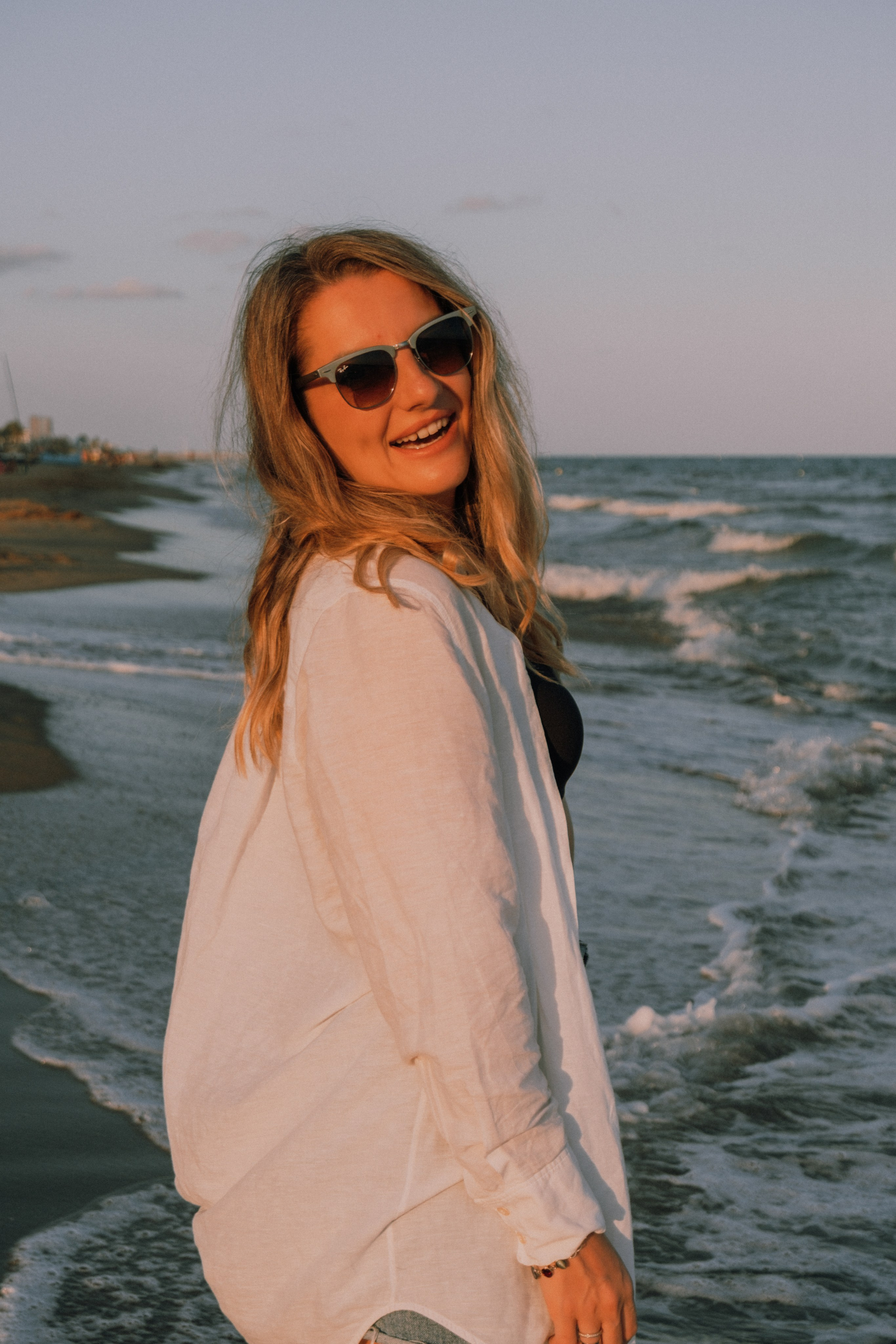 Sesión de amigas en la playa. Fotografía profesional en Calafell - Elena Medvedeva