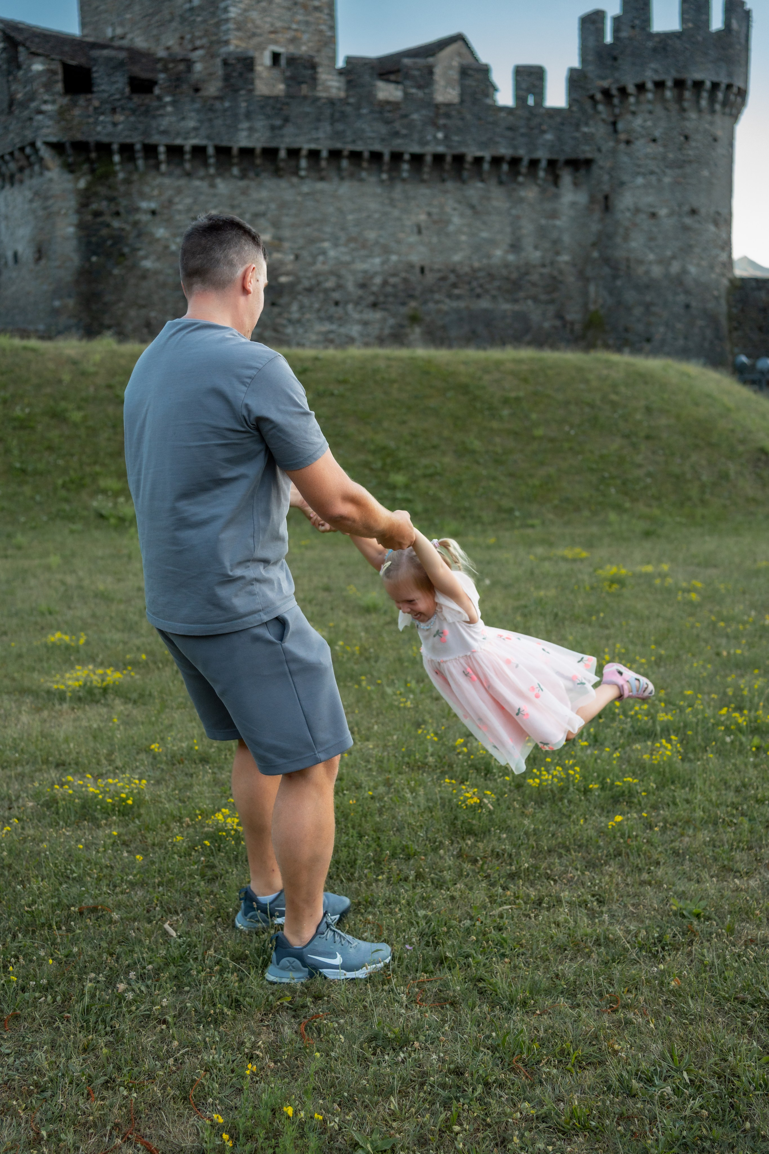 Sesión familiar con vistas a Bellinzona. Fotógrafa en Calafell y Barcelona | Elena Medvedeva