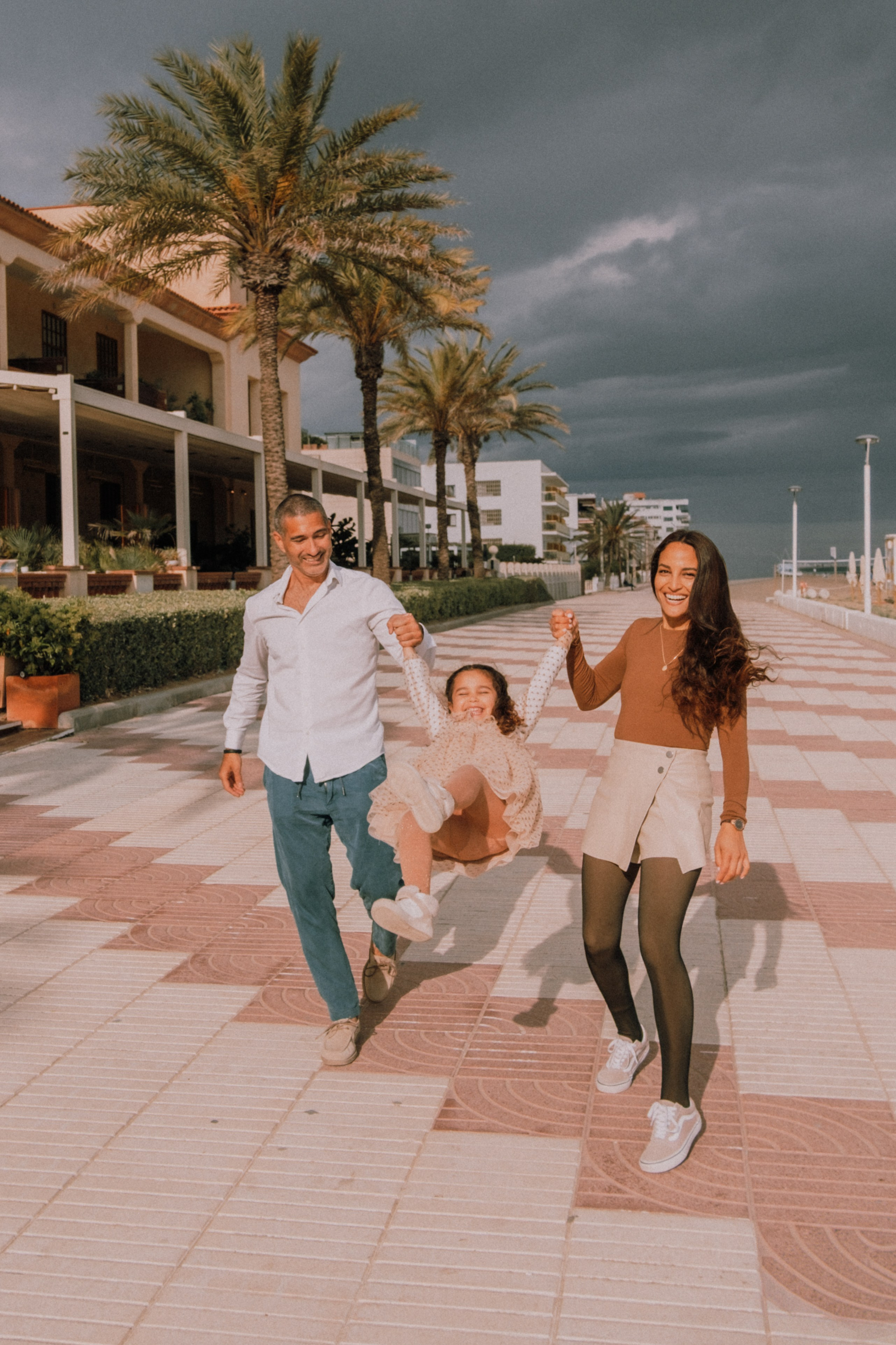 Sesión familiar en la playa. Fotografía profesional en Calafell - Elena Medvedeva