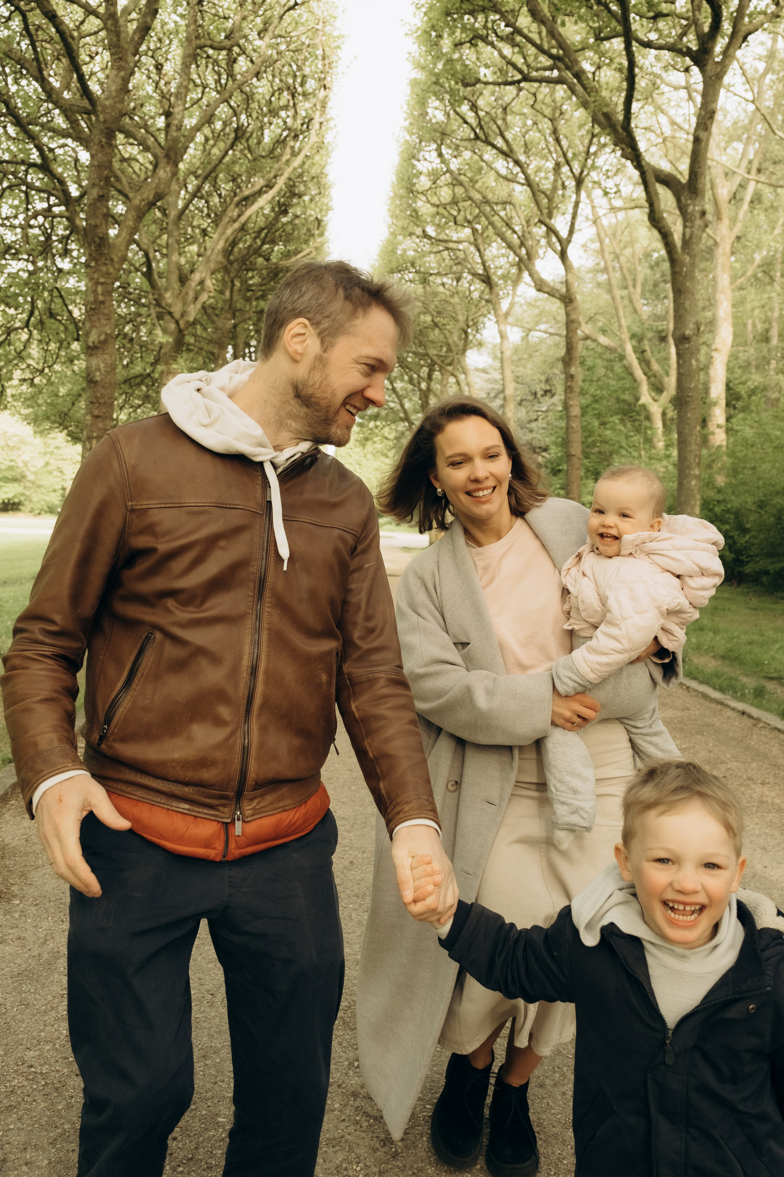 Polina’s family (photoshoot with 3 kids). Photographer in Paris Marina Chaput