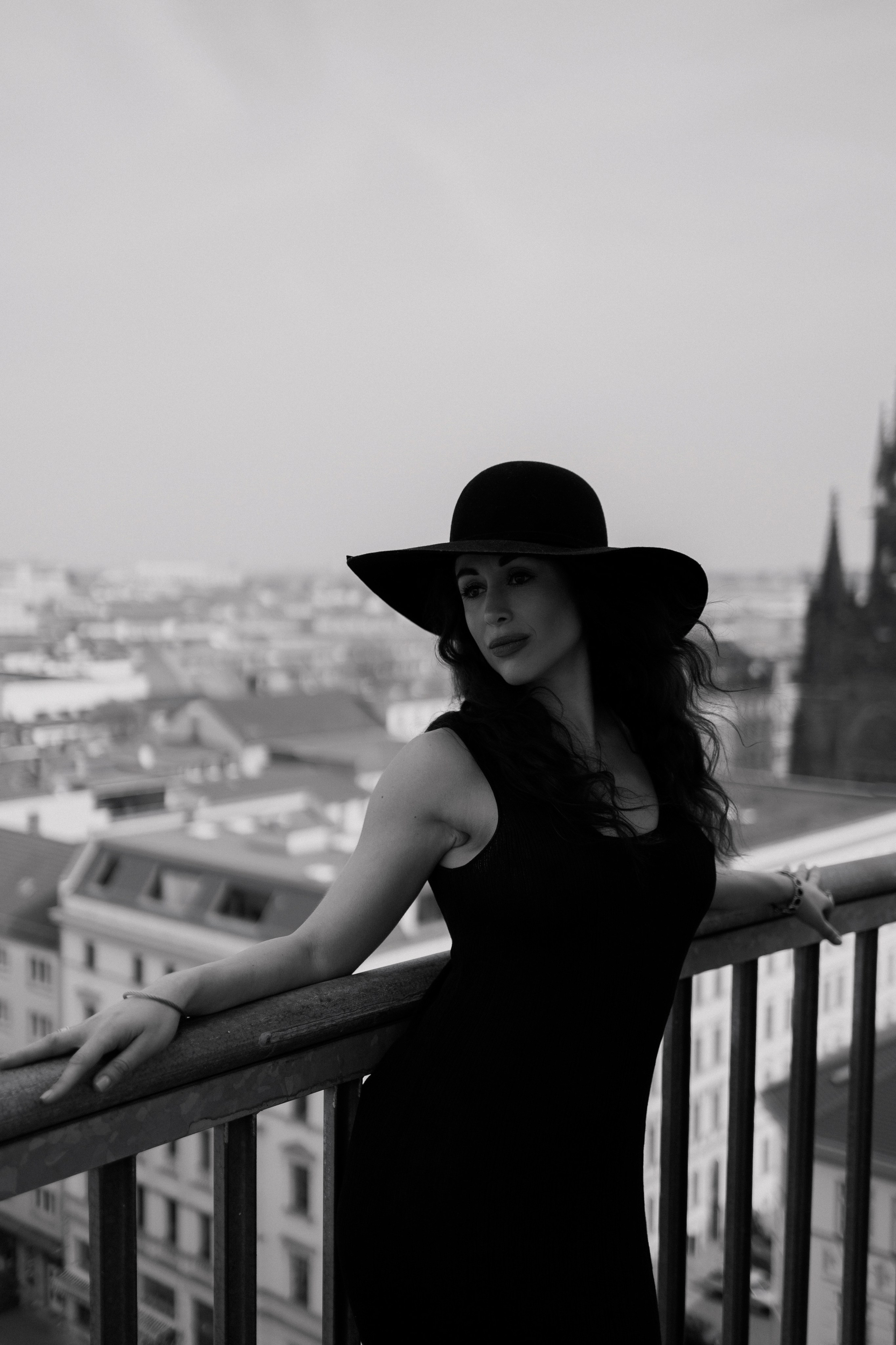 Elegant City Portrait in Leipzig. Woman in Black Dress&Hat timeless Urban Photography by Kristina Kozheltsova. Kristina Kozheltsova- Soulful Portrait&Lifestyle&Love Story Photographer in Leipzig, Germany