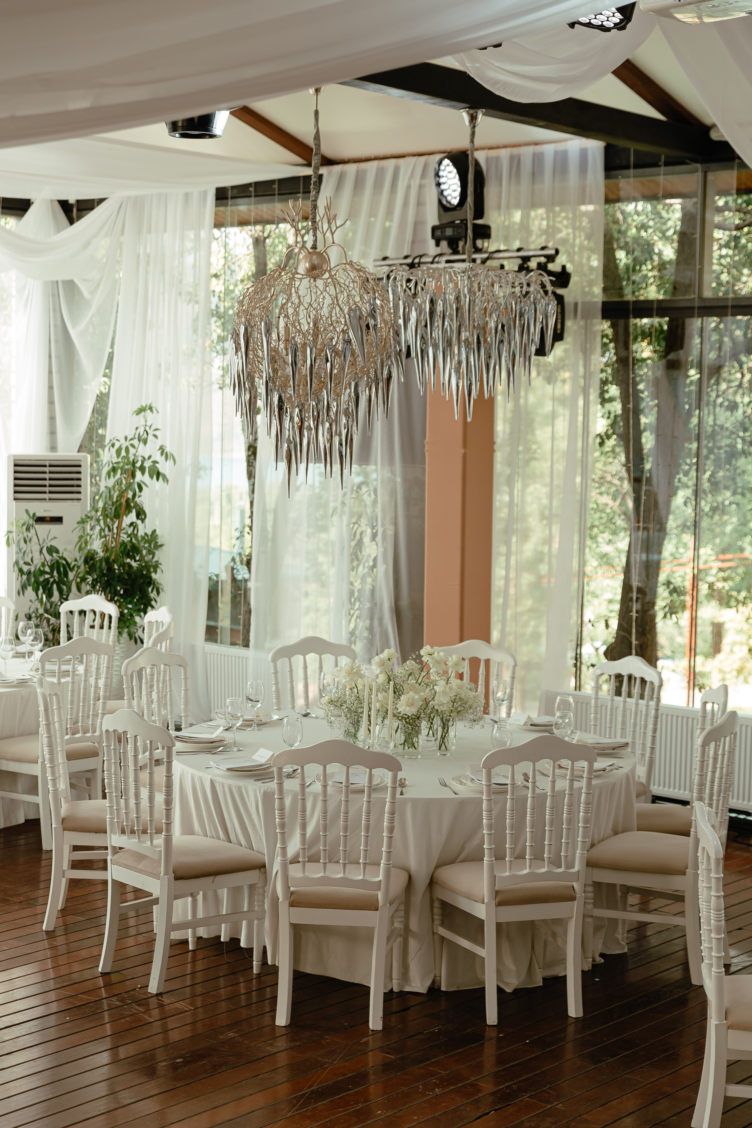 Thomas & Suyumbika. Главная