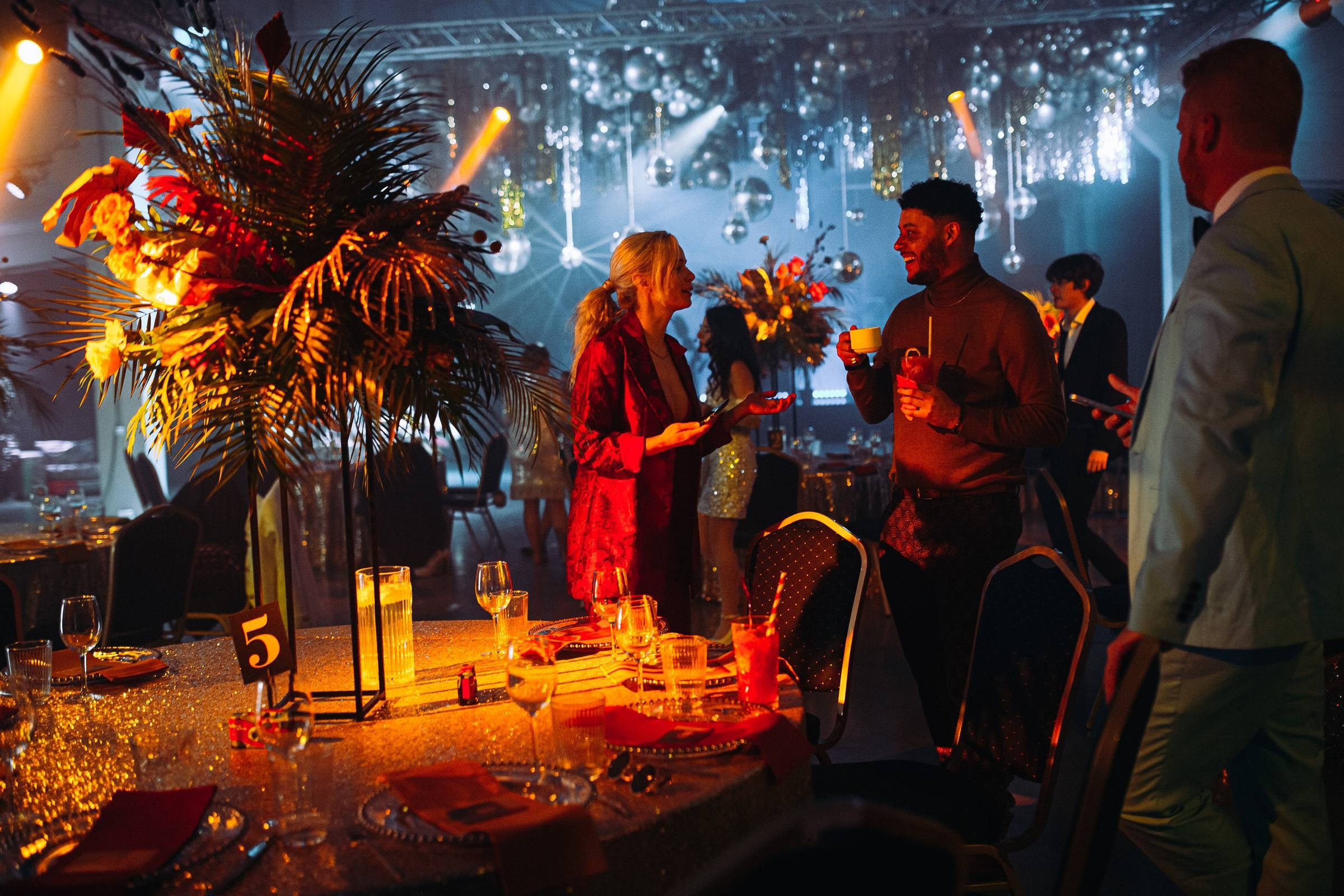 KĀZAS BEZ ROBEŽĀM DISKO STILĀ