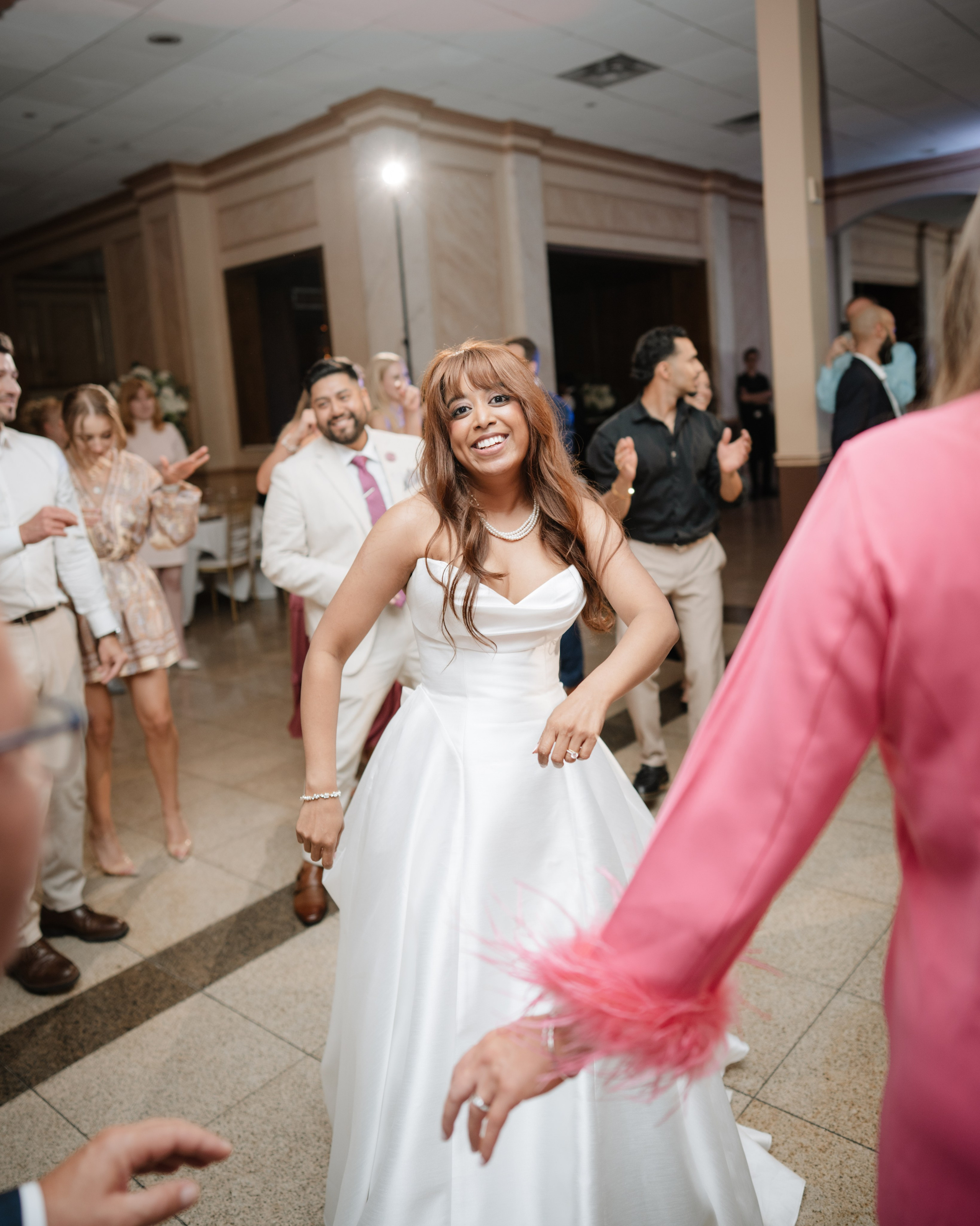 A wedding with a view of the Williamsburg Bridge. Portrait and wedding photographer in New York