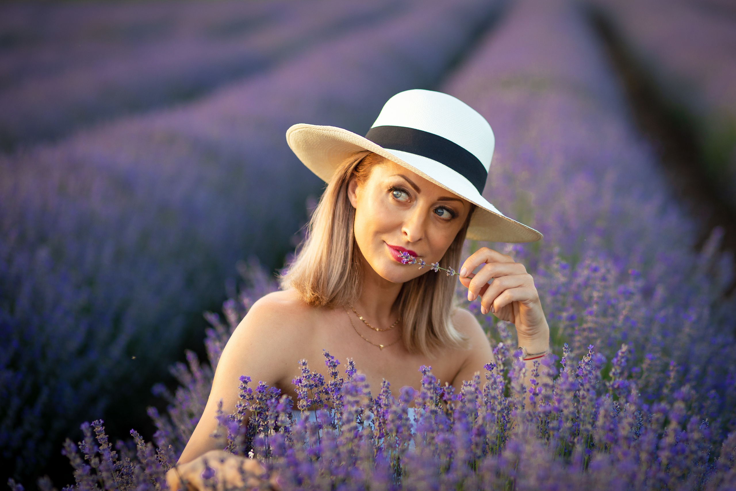 Фотосесия в лавандула,. Фотограф Бургас. Фотосесии в студио и на открито, портрети, заснемане