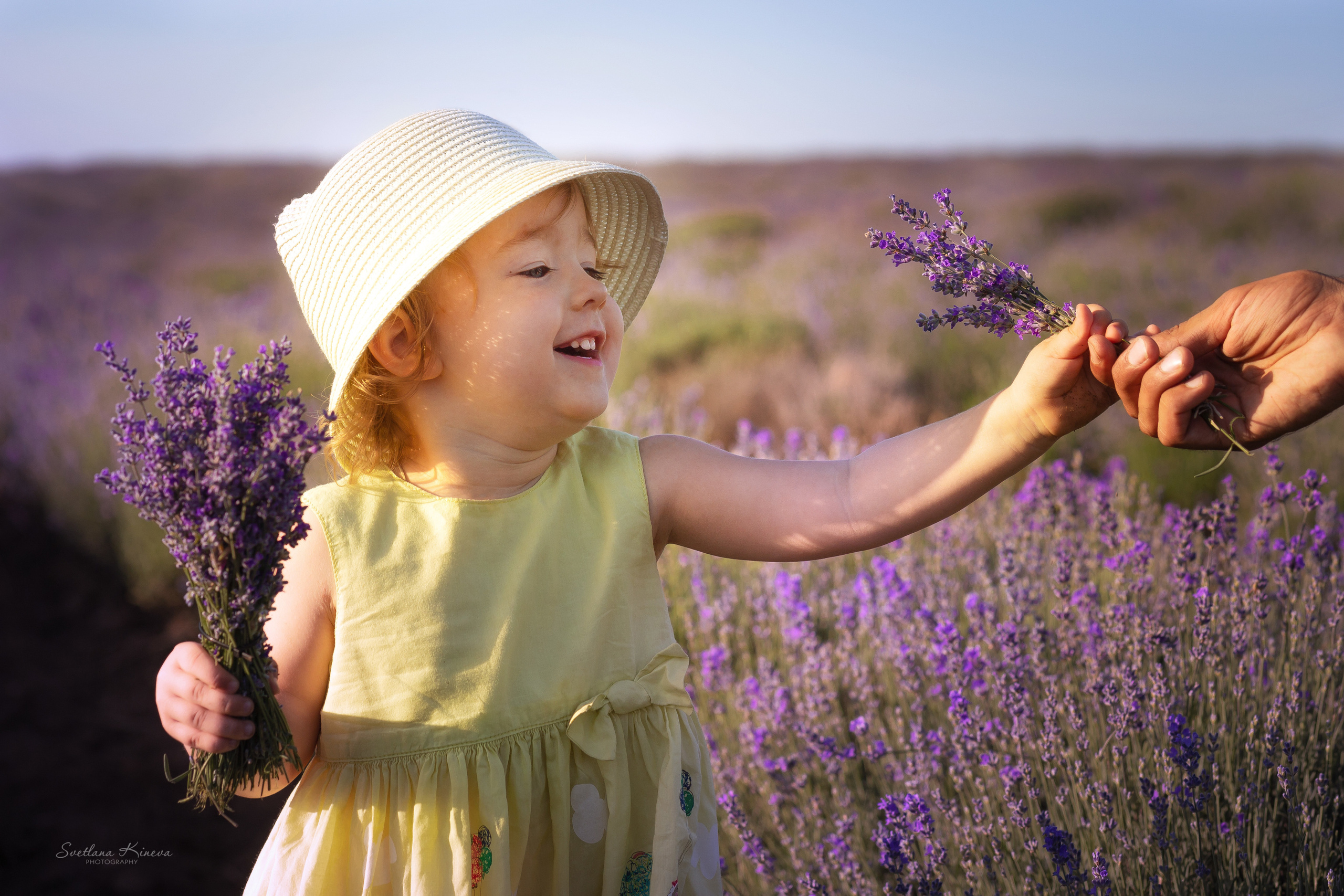 Детски тематични фотосесии. Фотограф Бургас. Фотосесии в студио и на открито, портрети, заснемане