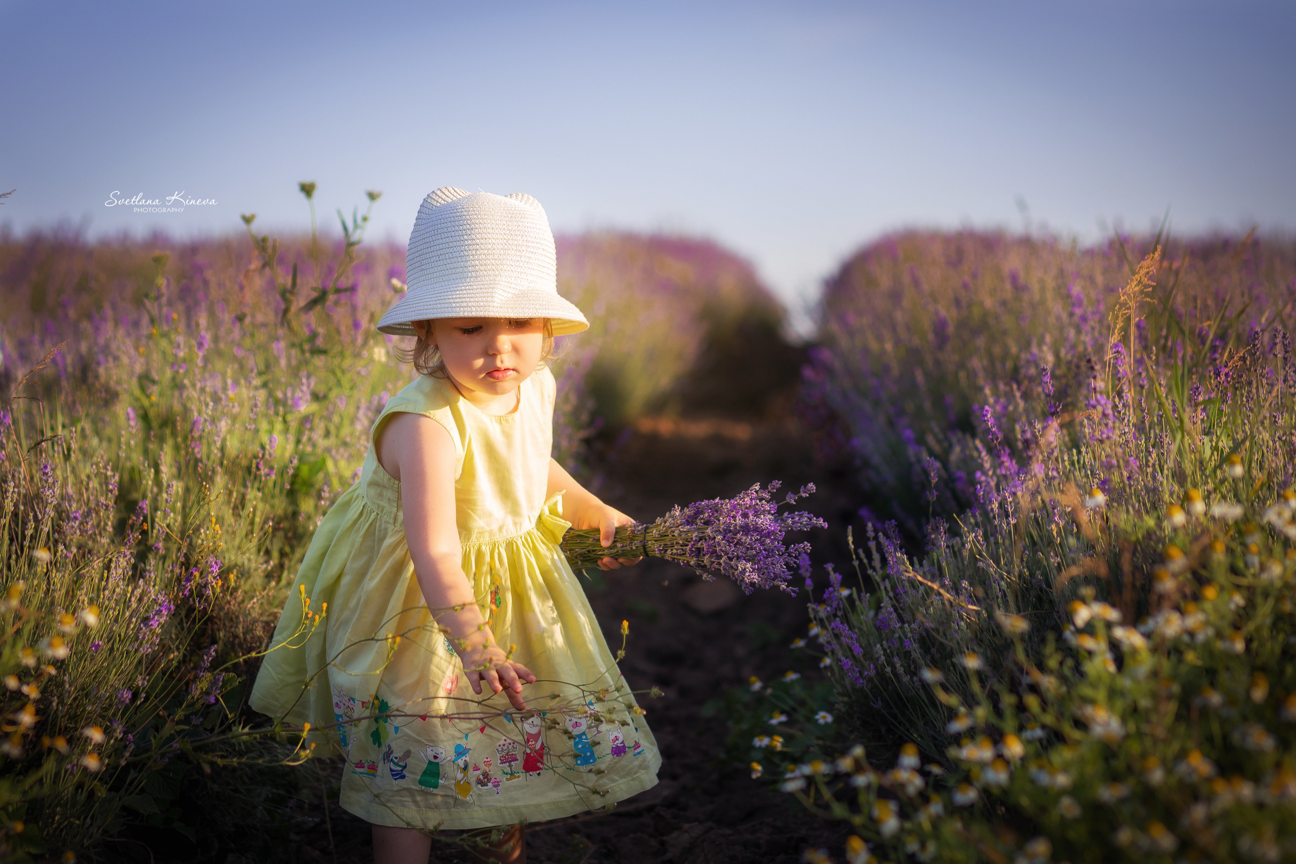 Детски тематични фотосесии. Фотограф Бургас. Фотосесии в студио и на открито, портрети, заснемане