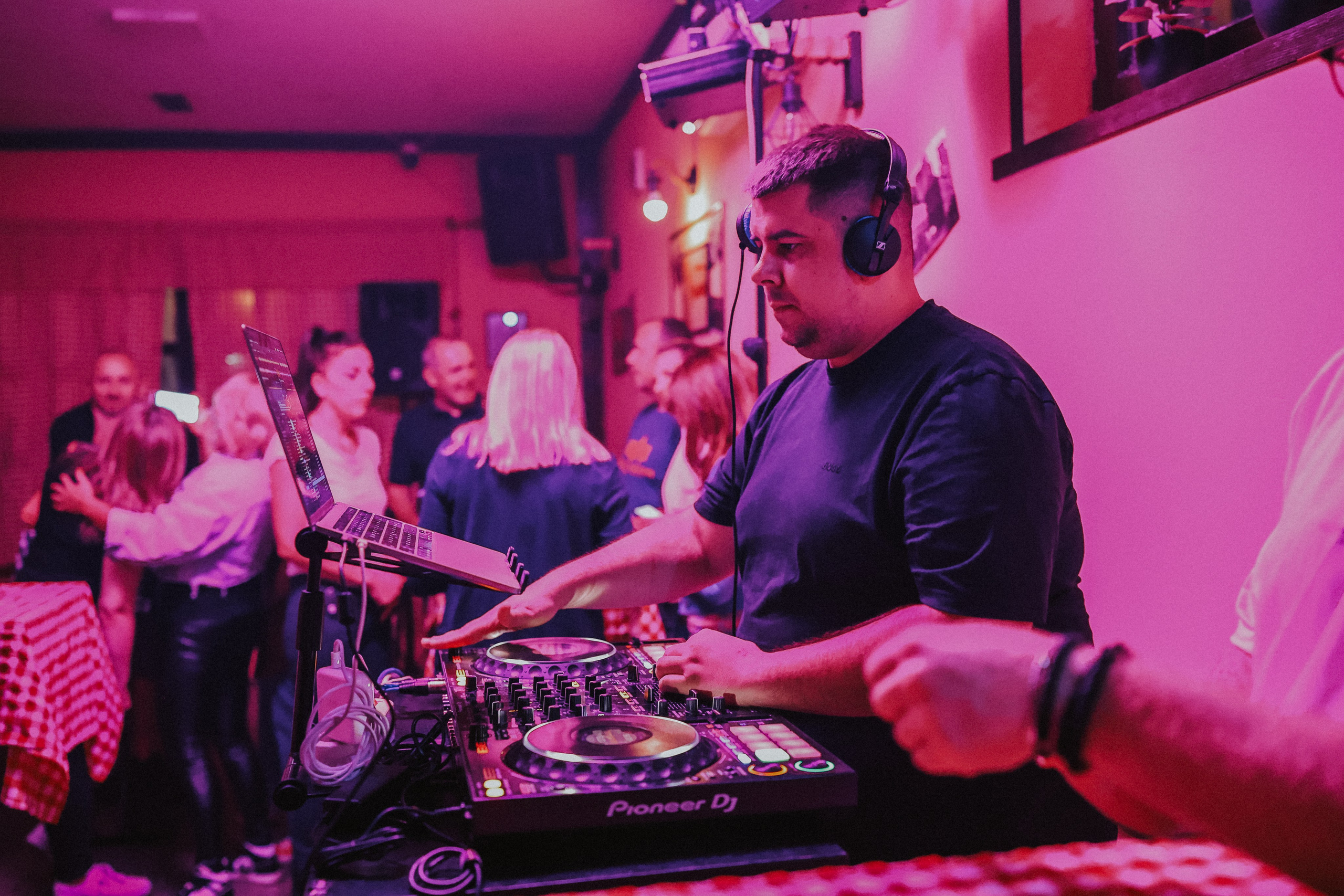 Zurke 90tih — Kafana Gradska Biblioteka. Foto Simic Jagodina