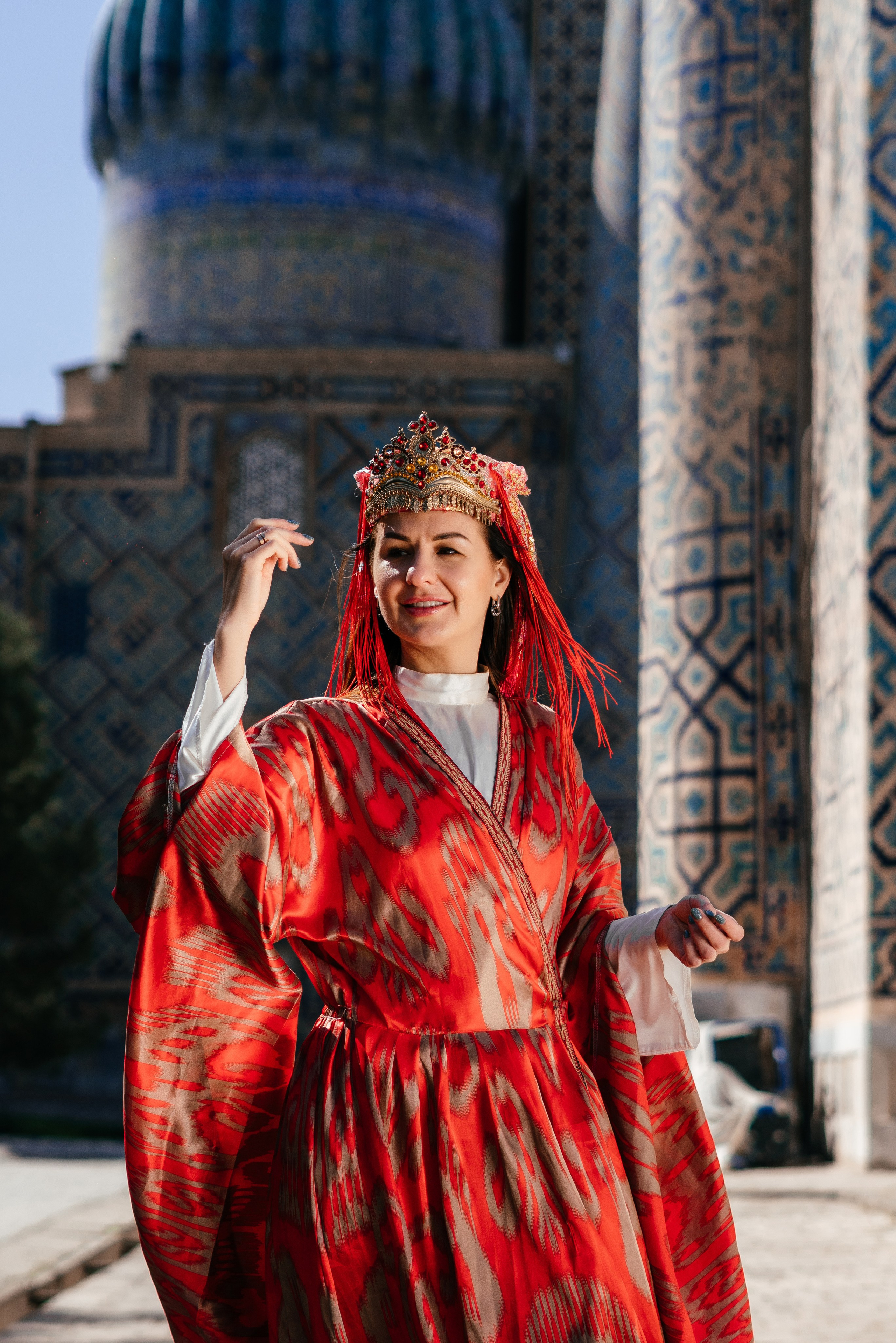 Красное длинное платье. Фотограф в Узбекистане и Самарканде Джасур Марупов
