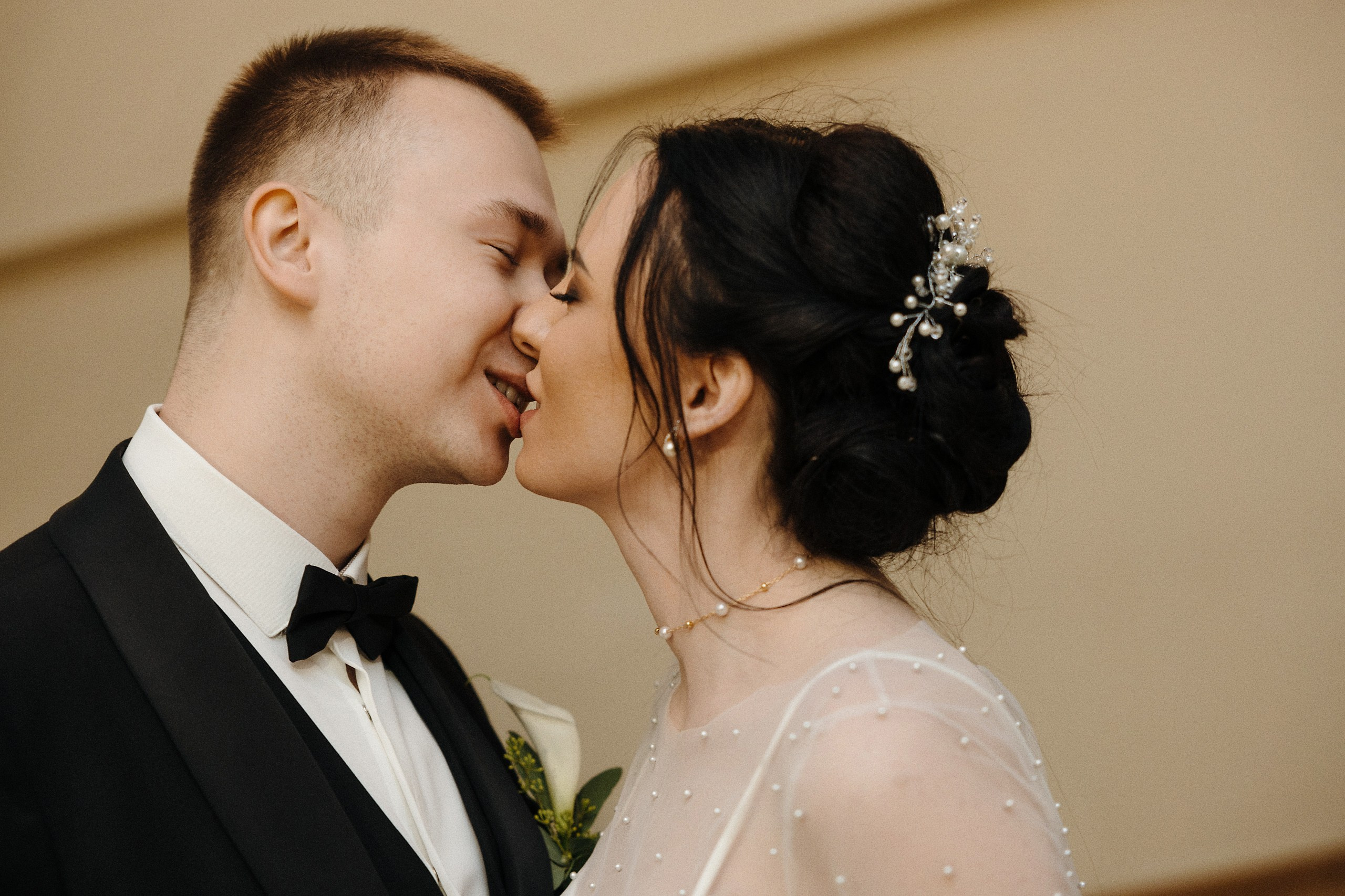 Яркая свадебная фотосессия в Доме Черноголовых, Рига, Латвия. Евгений Тимофеев | Свадебный и контент-фотограф и видеограф в Риге