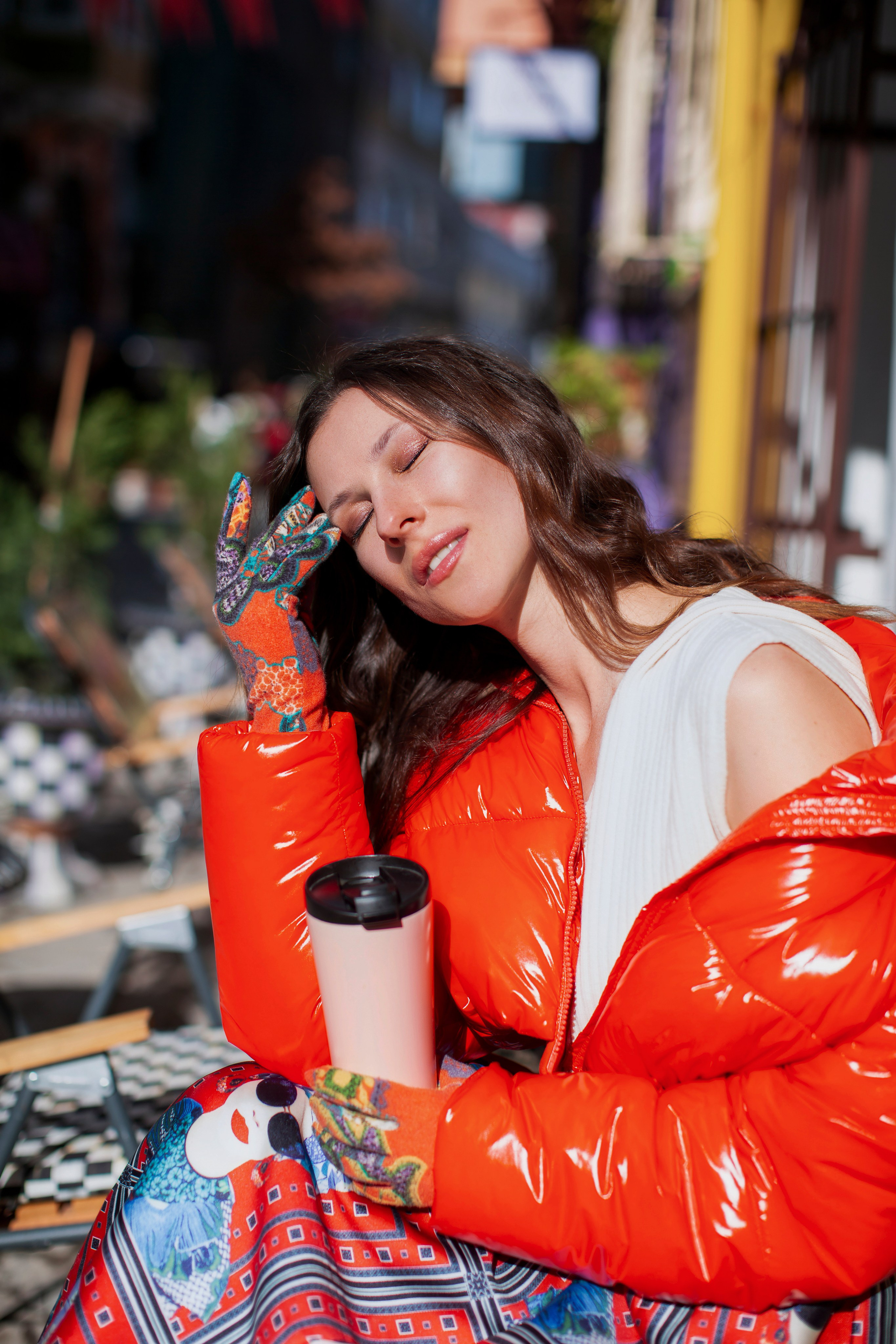 Фотосессия в стамбуле в районе Балат . релакс фото. модный женский костюм