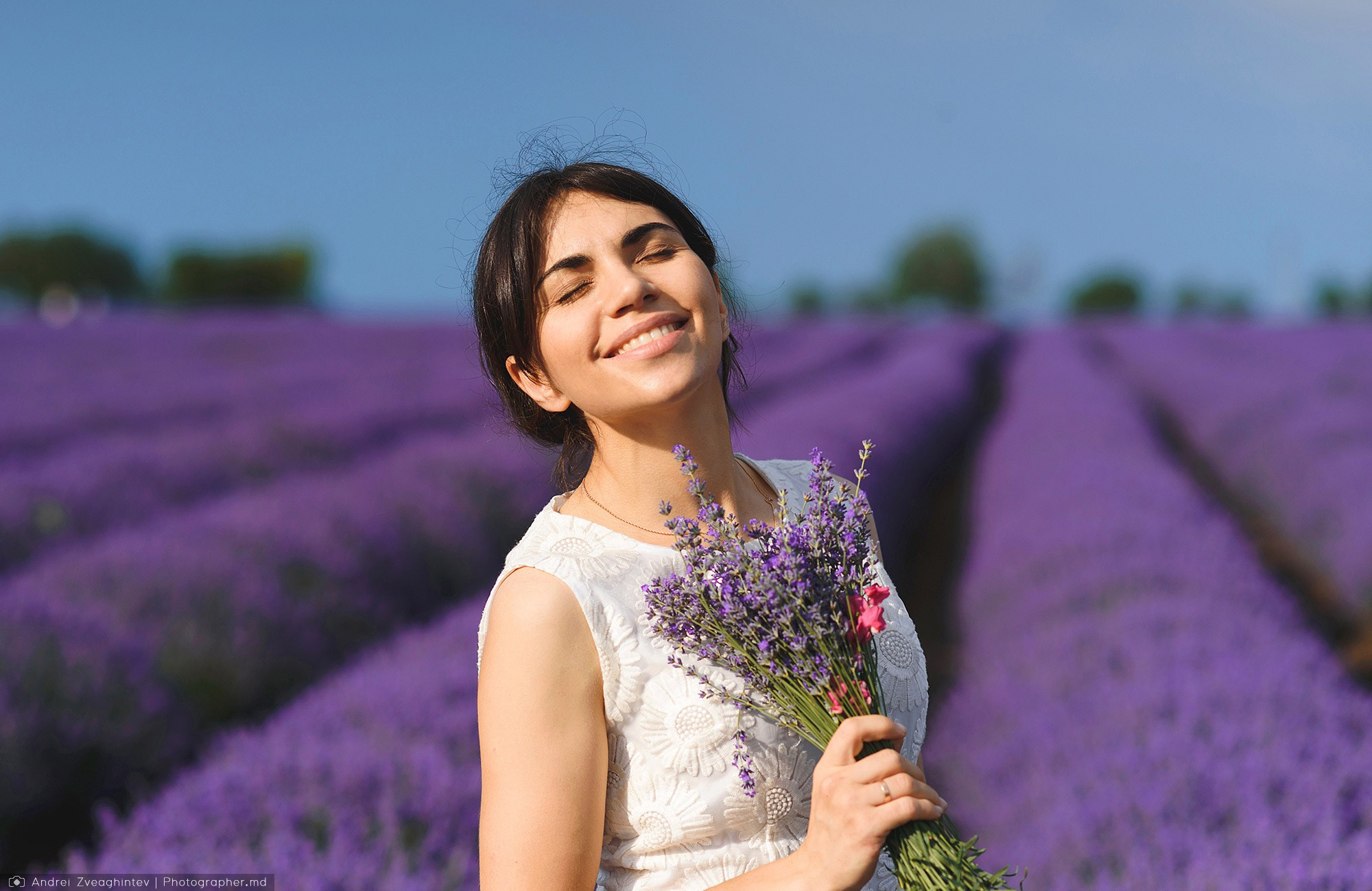Family photosession in lavender in Moldova — family and wedding photographer Andrei Zveaghintev. Wedding and family photographer in Moldova, Chisinau— Andrei Zveaghintev