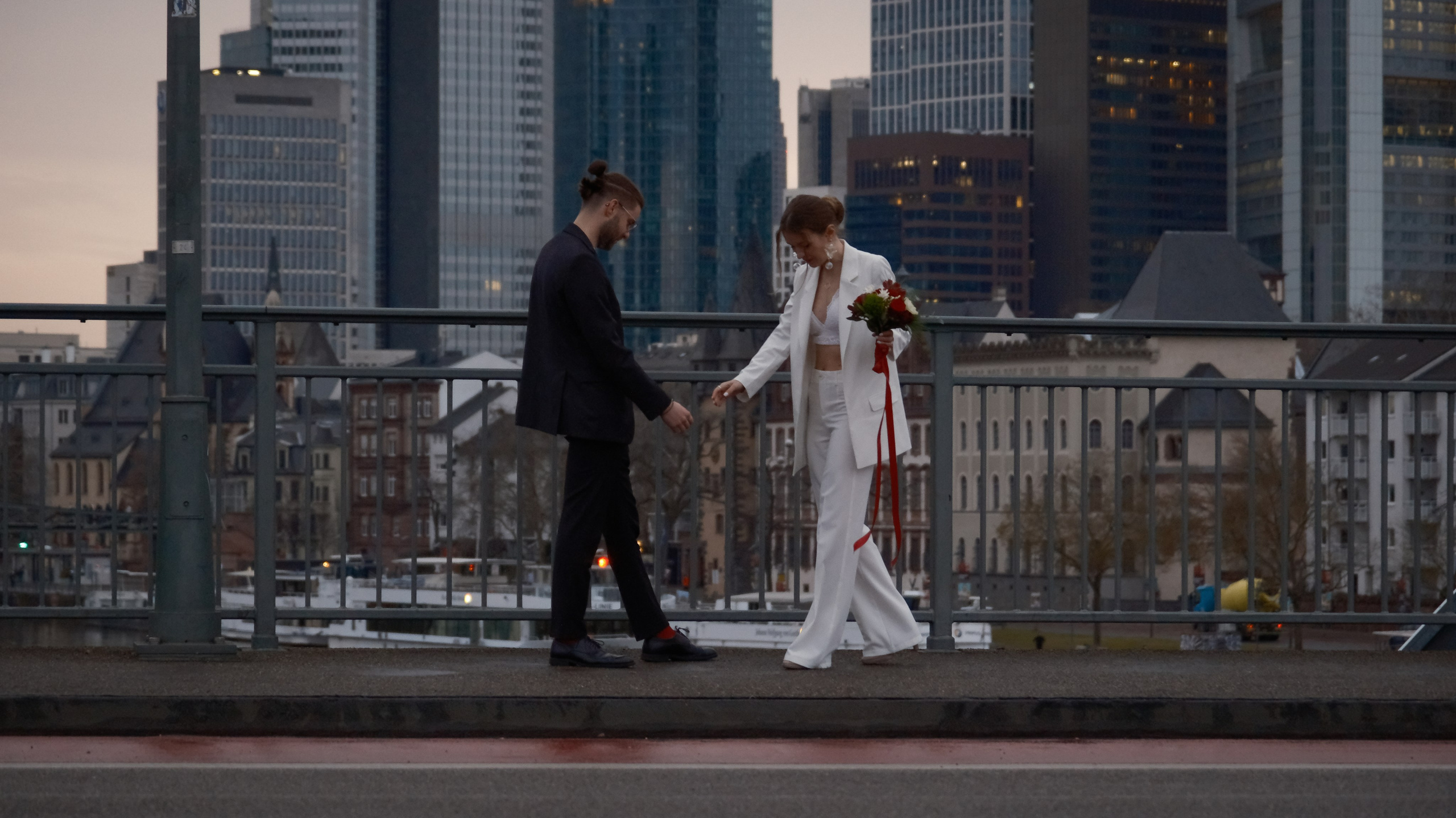 Red satin. Wedding photography — EMU Photos