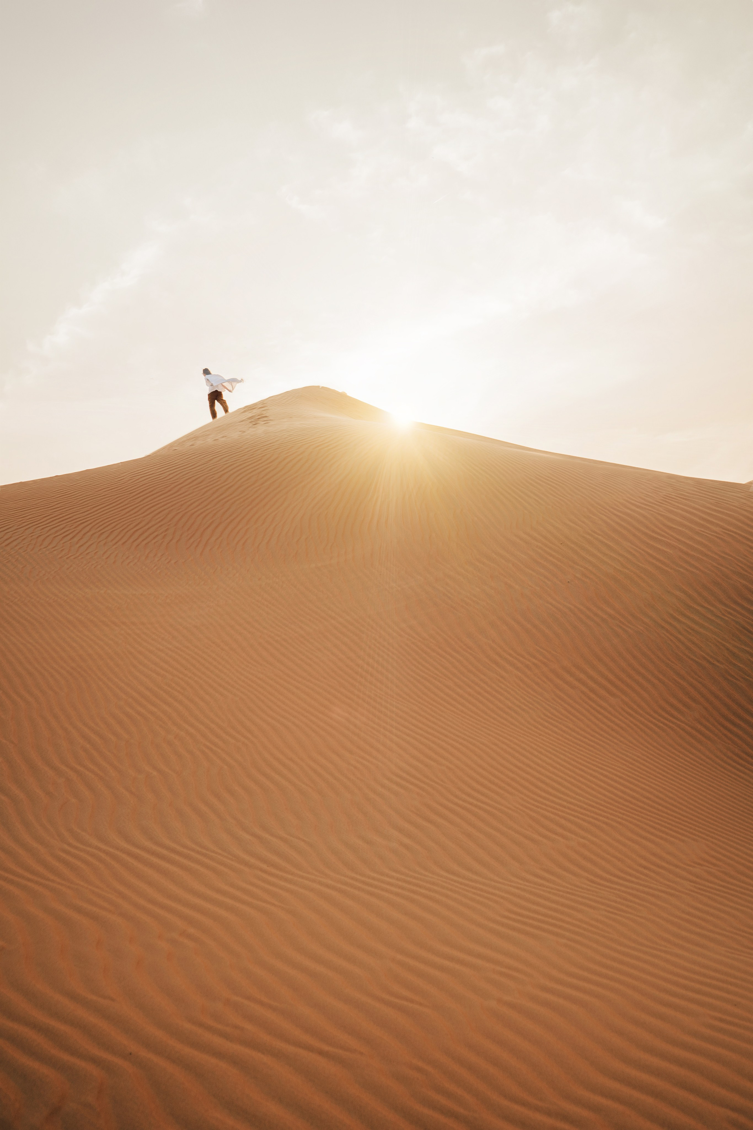 Photographer in the Abu Dhabi desert. Book a shoot in the Dubai desert, UAE. Romance of the East. The endless desert of the Emirates. Photos in the desert. Minimalism in photography. Nice photo sessions in the desert. Children in the desert