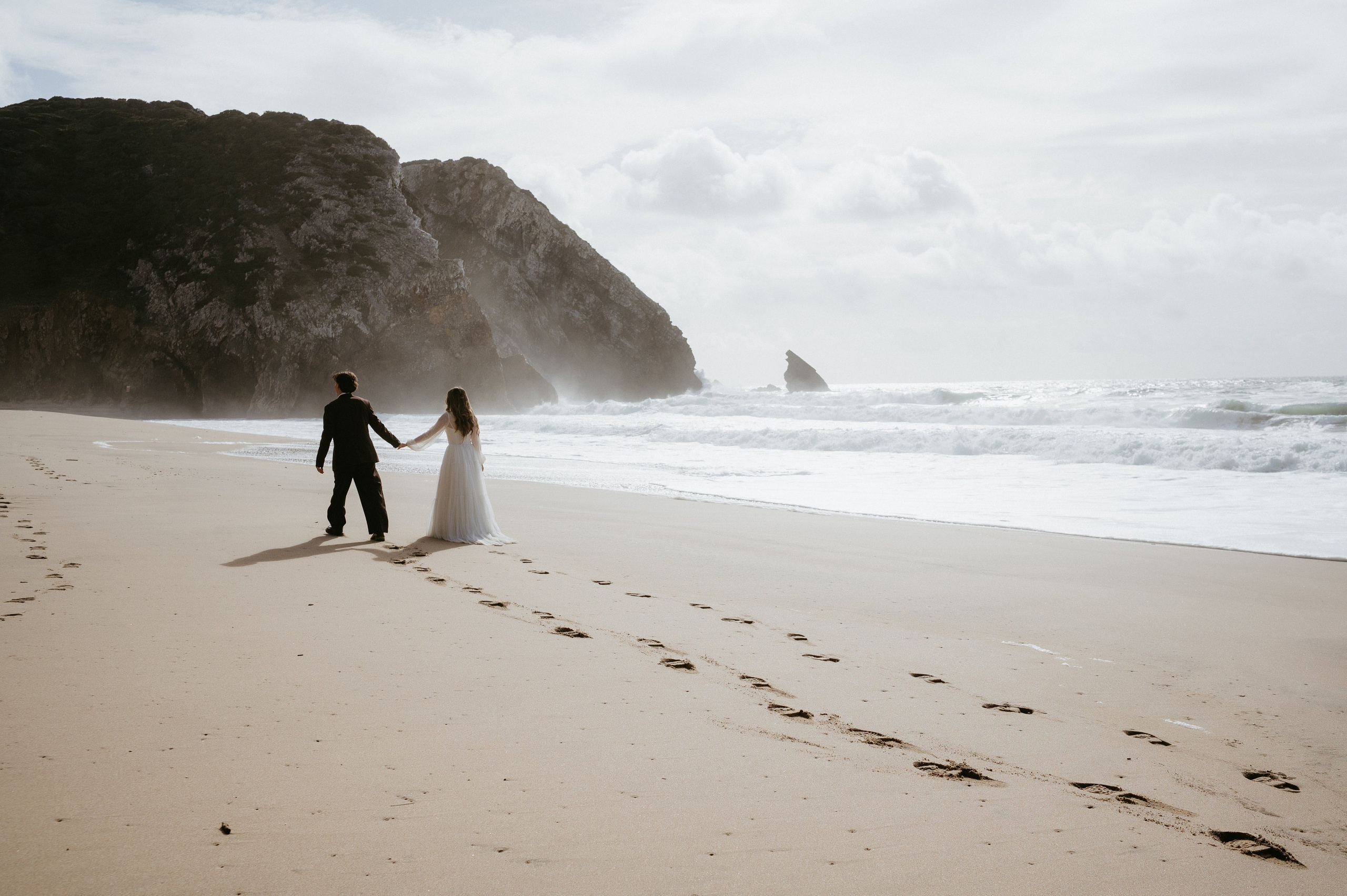 Ședință foto de nuntă pe plaja Adraga – emoție la malul oceanului Atlantic. Valentin Melen - fotograf de nunta 🤍