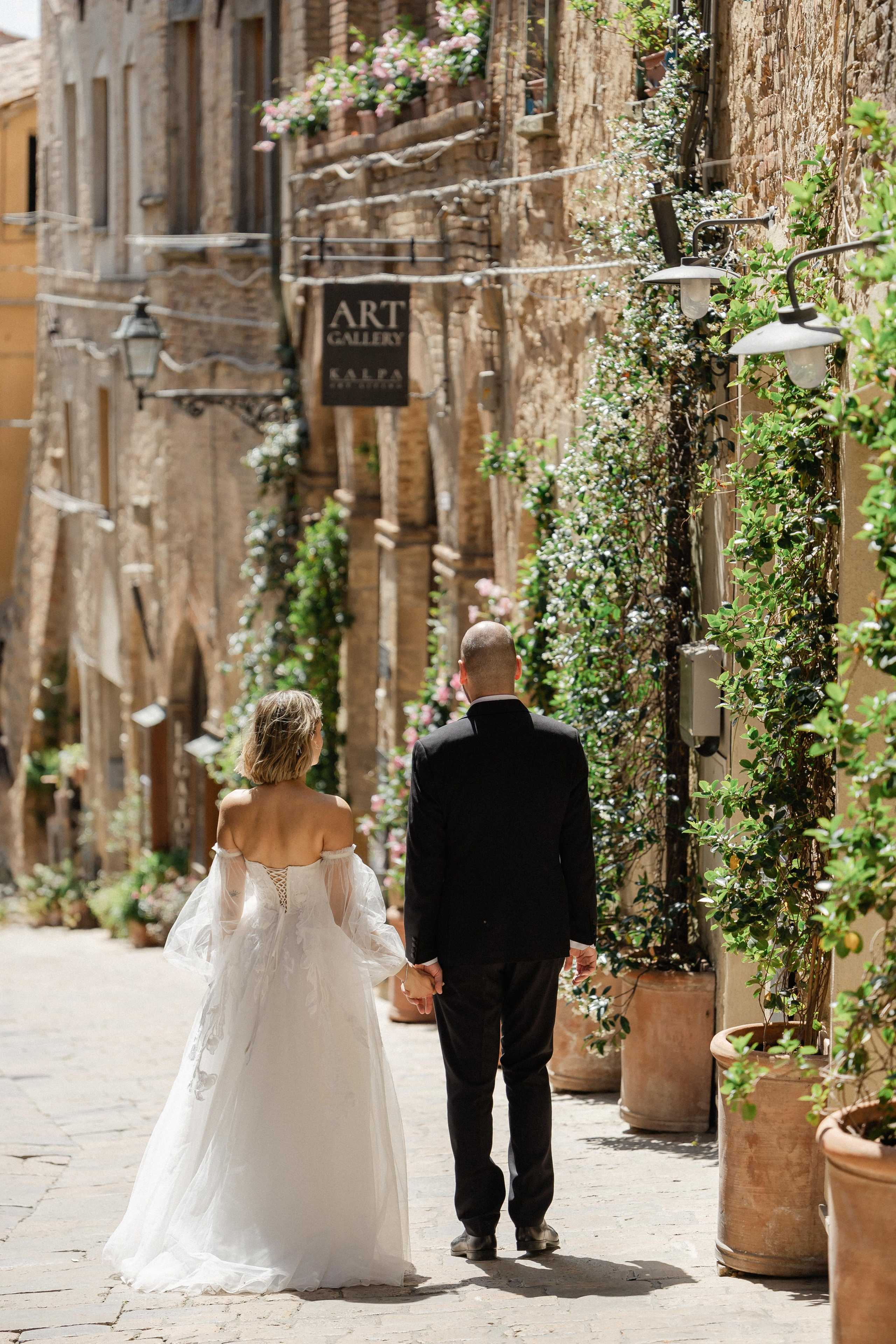fotograf de nuntă în Italia, videograf nuntă în Dolomiți, nuntă romantică în Toscana, fotografie cinematică de nuntă în Mallorca, elopement intim în Spania, nuntă elegantă pe malul lacului Como, ședință foto de cuplu în Veneția, nunți de destinație cu NOR Weddings, poveste de dragoste filmată în România, fotografie documentară de nuntă în natură, nuntă în decor de vis în Dolomiți, lumina naturală în fotografia de nuntă, nuntă editorială în peisaje italiene, videografie artistică de nuntă în Spania, momente autentice la o nuntă în Mallorca, fotografie de nuntă în stil fashion în Italia, nuntă boemă în România, culori calde și peisaje montane la nuntă, atmosferă cinematică la o nuntă de destinație, nuntă rafinată surprinsă de NOR Weddings