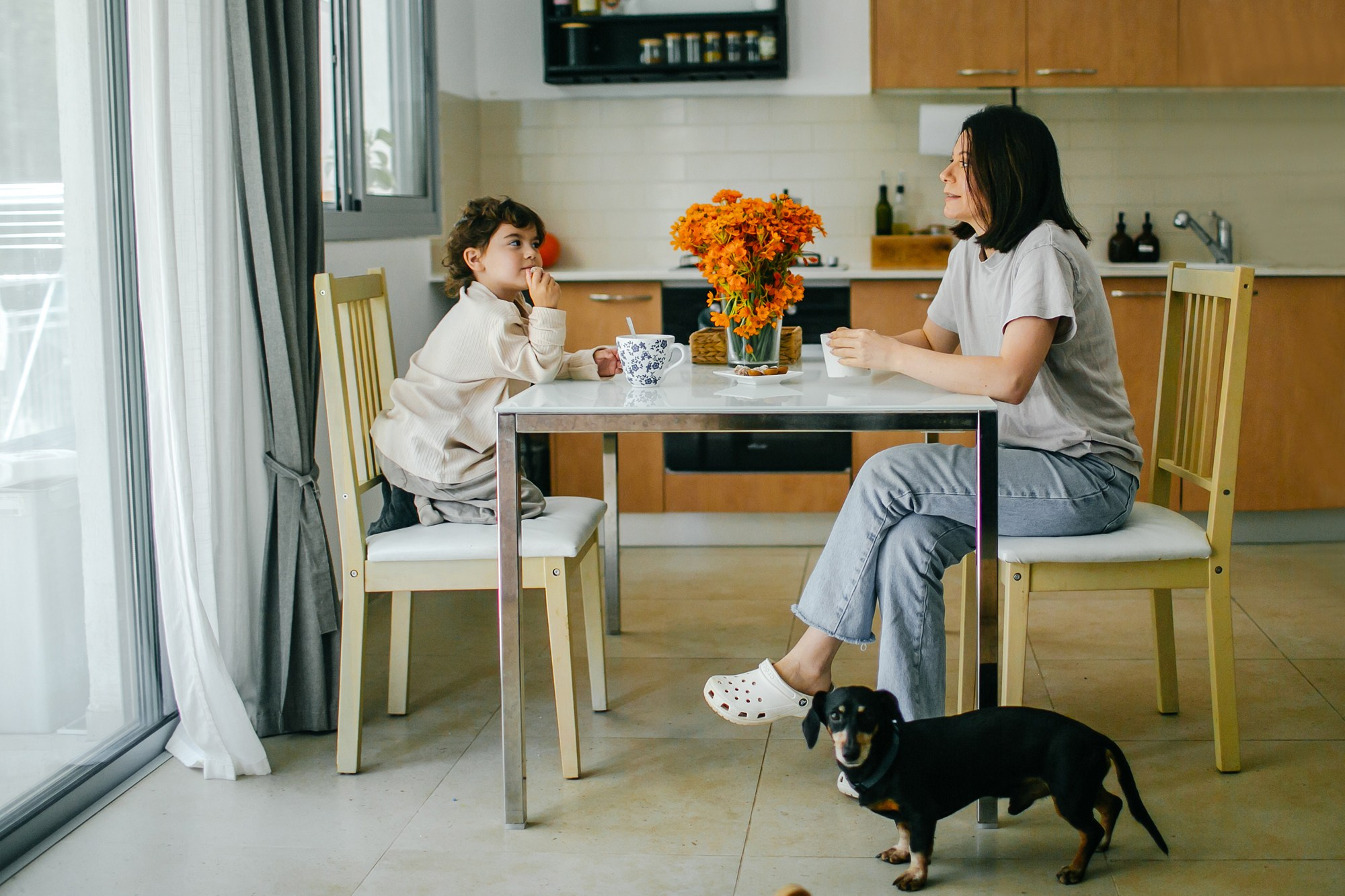 Mom&daughter at home. Family photographer in Israel