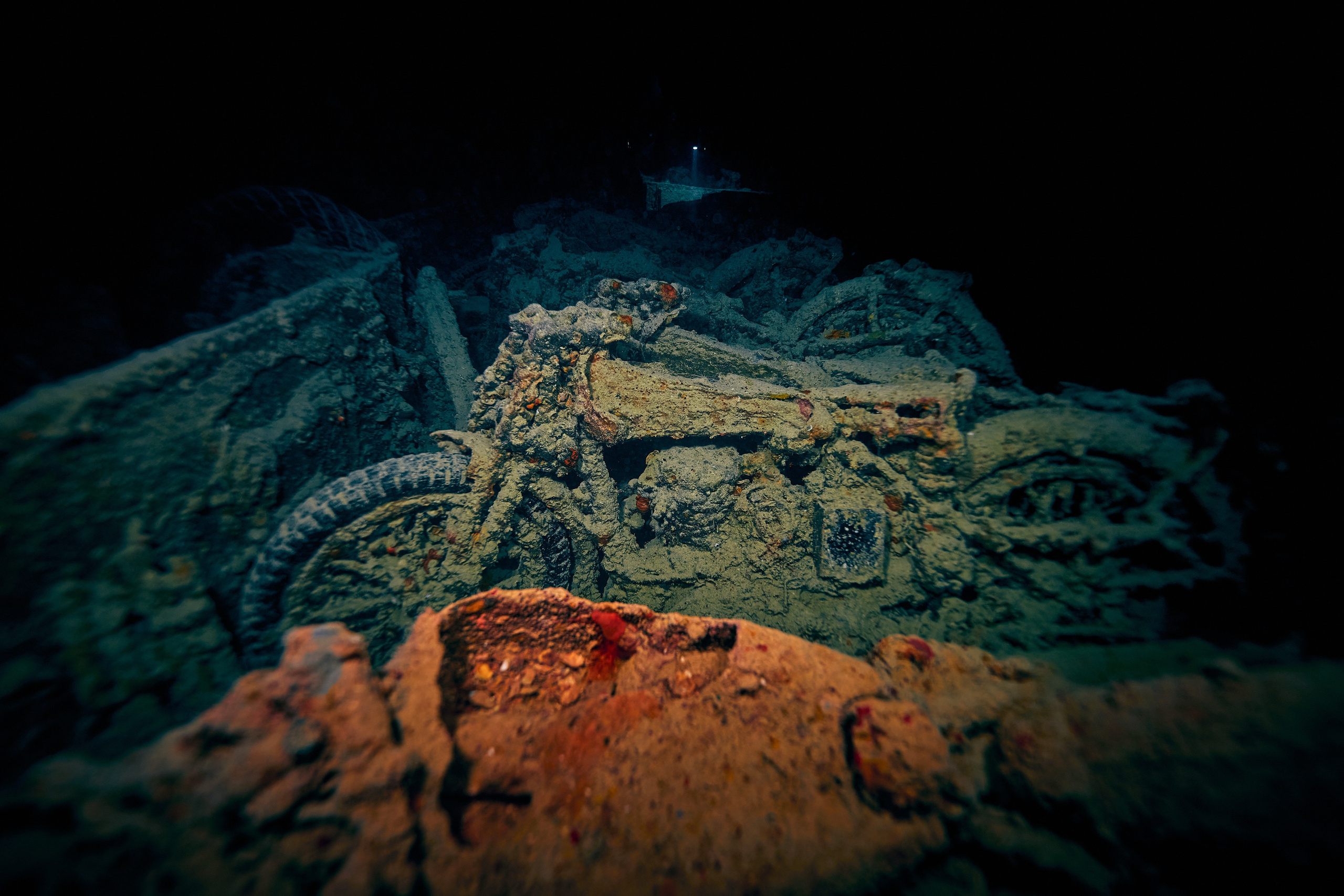 Underwater photographer Andriej Szypilow - photos of the mysterious SS Thistlegorm - sunken ship in the red sea