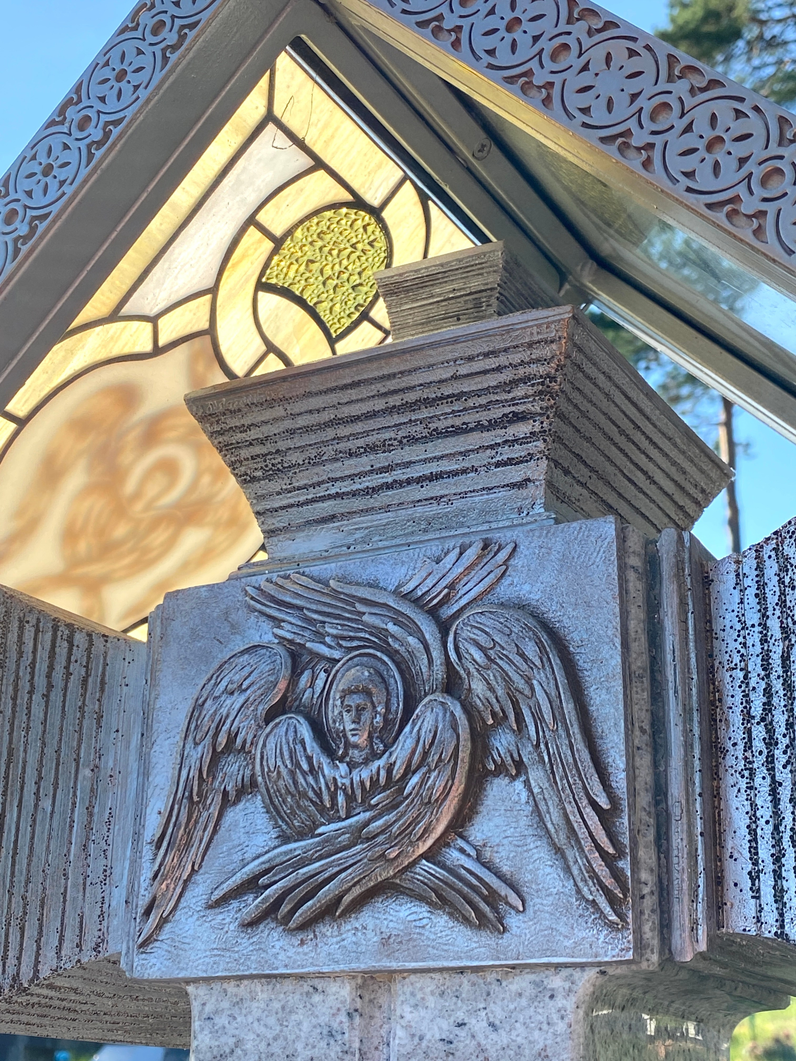 Мемориальная композиция в Успенском Жировичском ставропигиальном монастыре Белорусской православной церкви в агрогородке Жировичи Слонимского района Гродненской области Республики Беларусь. Протоиерей Фёдор Повный - идея и творческая концепция. Мария Тарлецкая - автор проекта и руководитель реализации. Анна Авгуль - витраж.  2022-2023 г. Сталь, витражи, монолитный поликарбонат,  художественная ковка, лазерная резка, сварка.