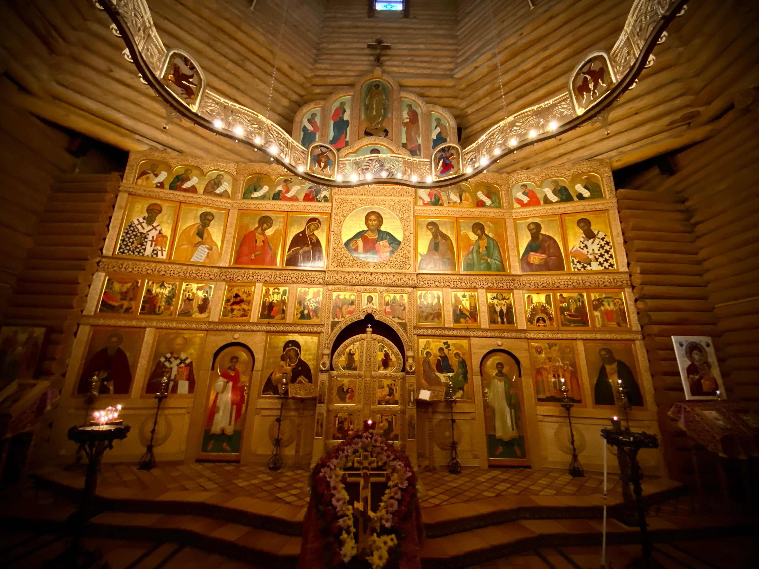 Хорос для храма Святой Троицы Прихода в честь Всех Святых в городе Минске Минской Епархии Белорусской Православной Церкви. 2022-2023. Сталь, худож. ковка, лазерная резка, сварка, витражи Анна Авгуль Магия витража.