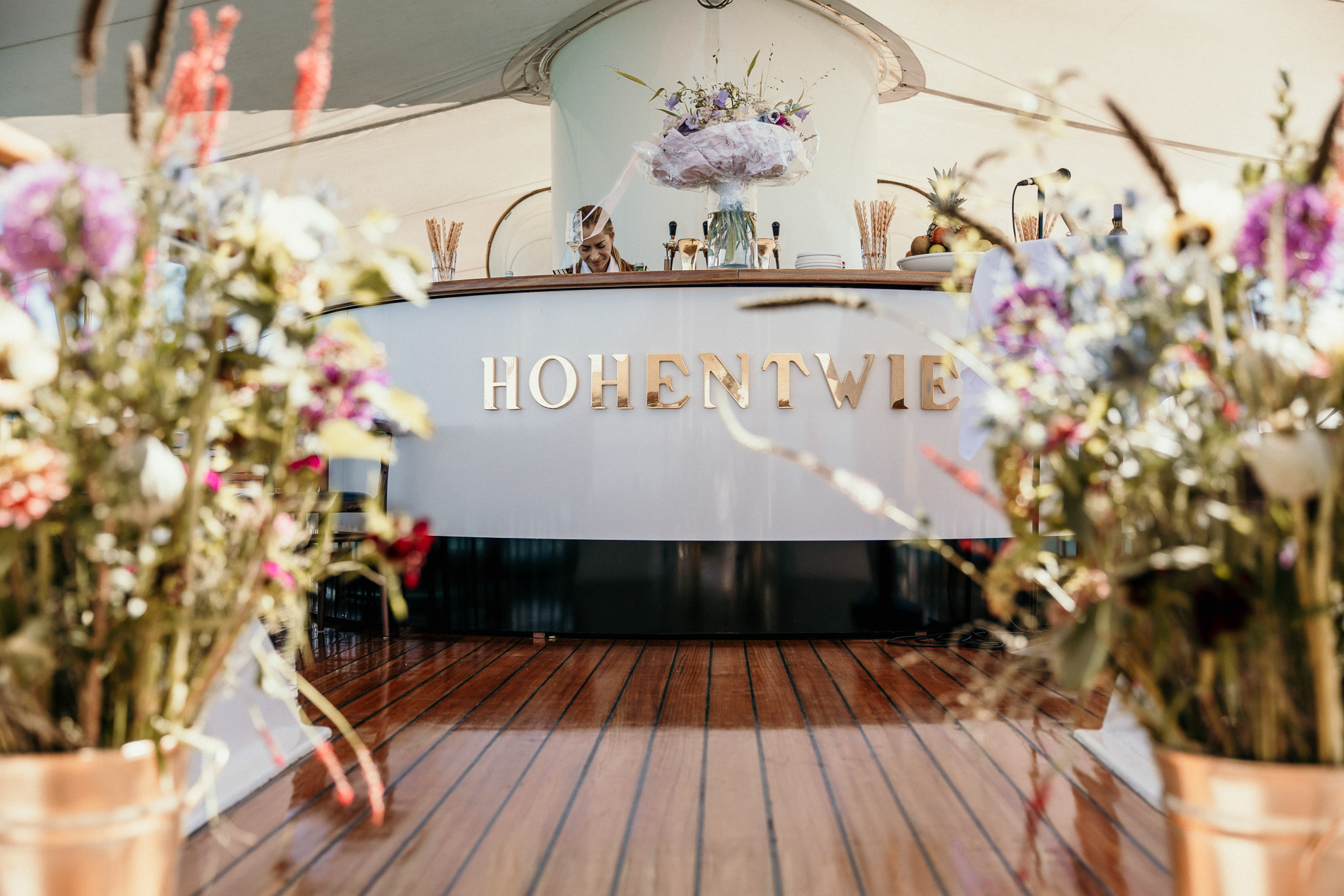 Schöne Blumendekoration für die Hochzeit auf dem Schiff