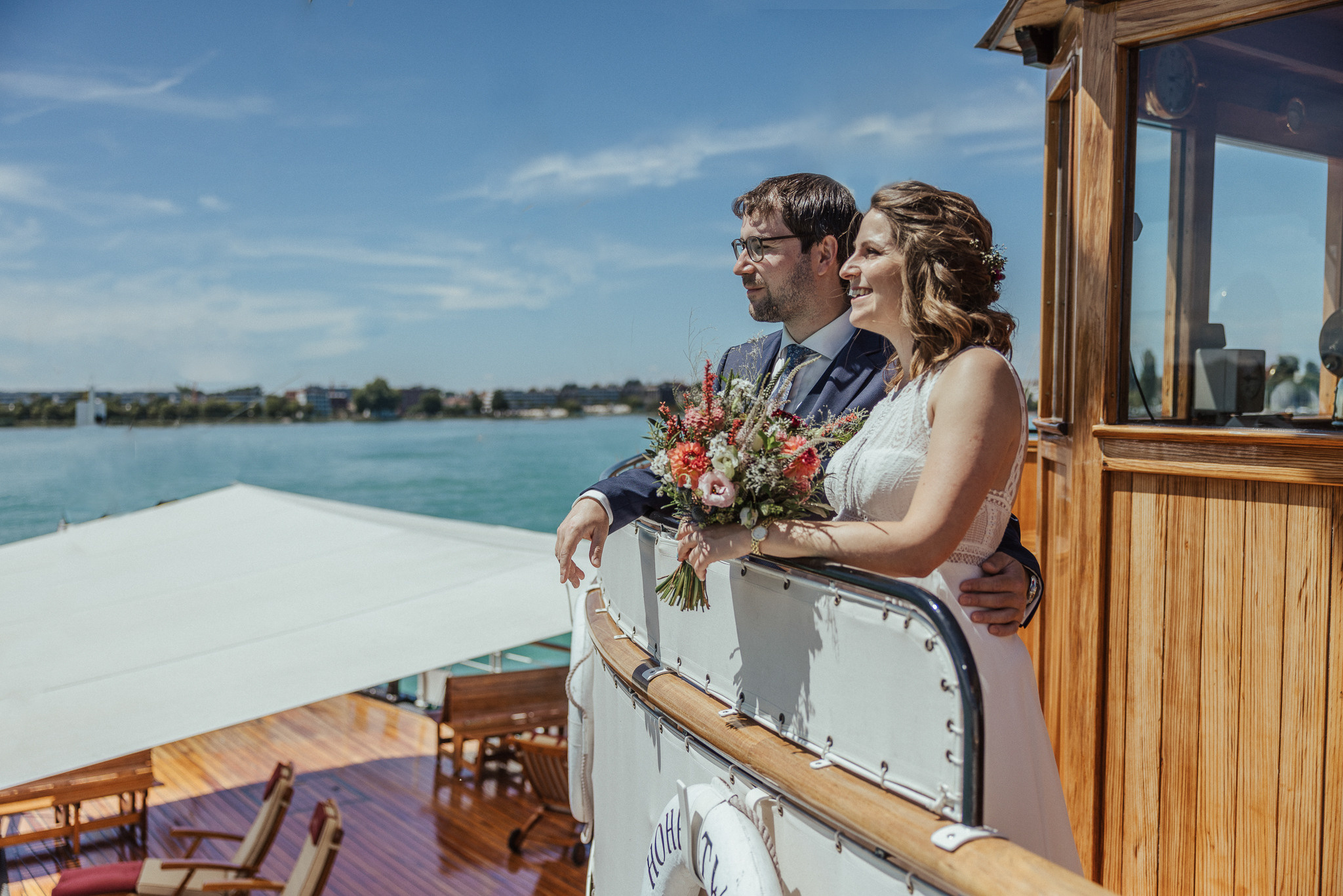 Das Brautpaar auf einem Schiff kurz vor der Hochzeit