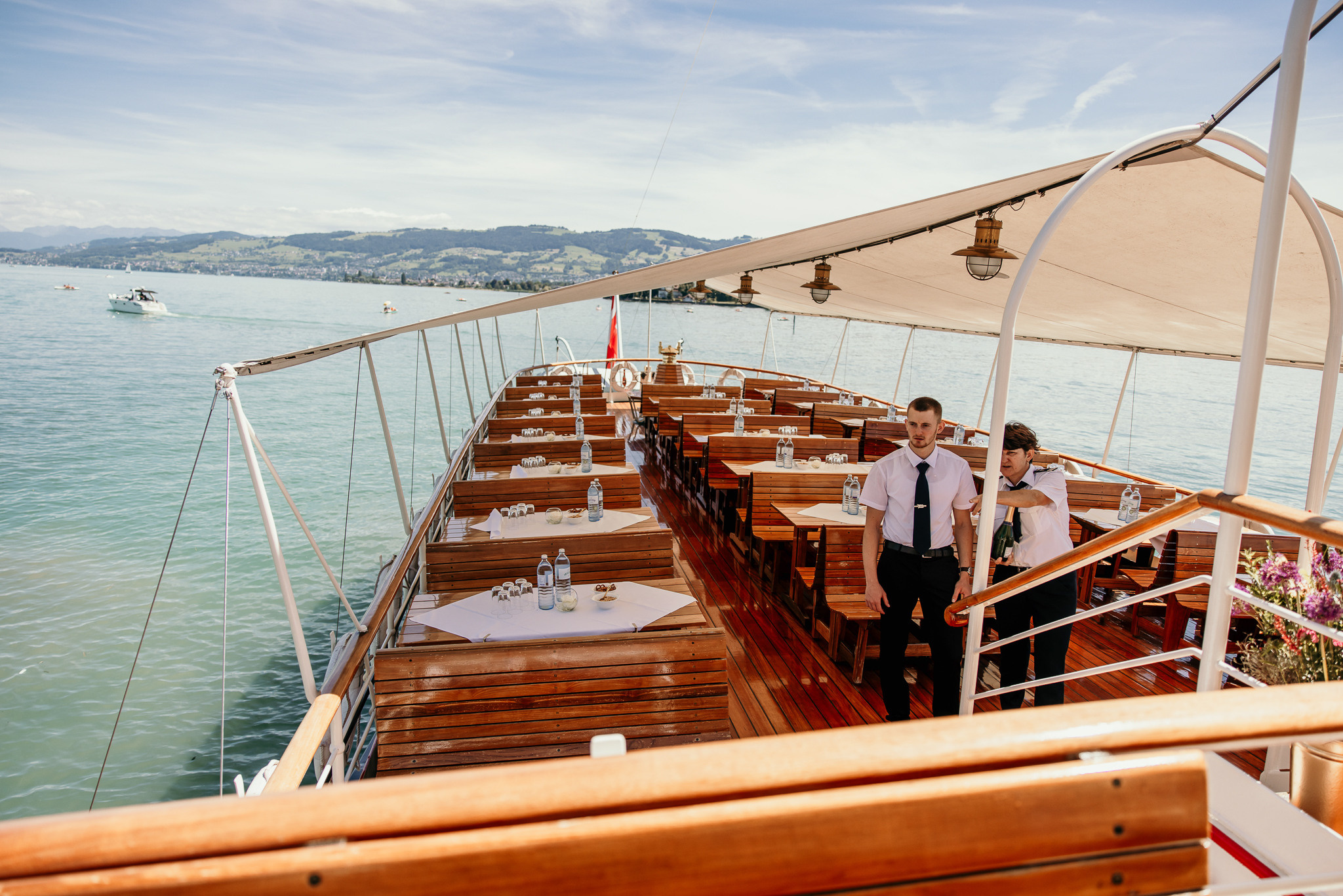 Sitzplätze auf dem Schiff Hohentwiel schön dekoriert warten auf die Hochzeitsgäste