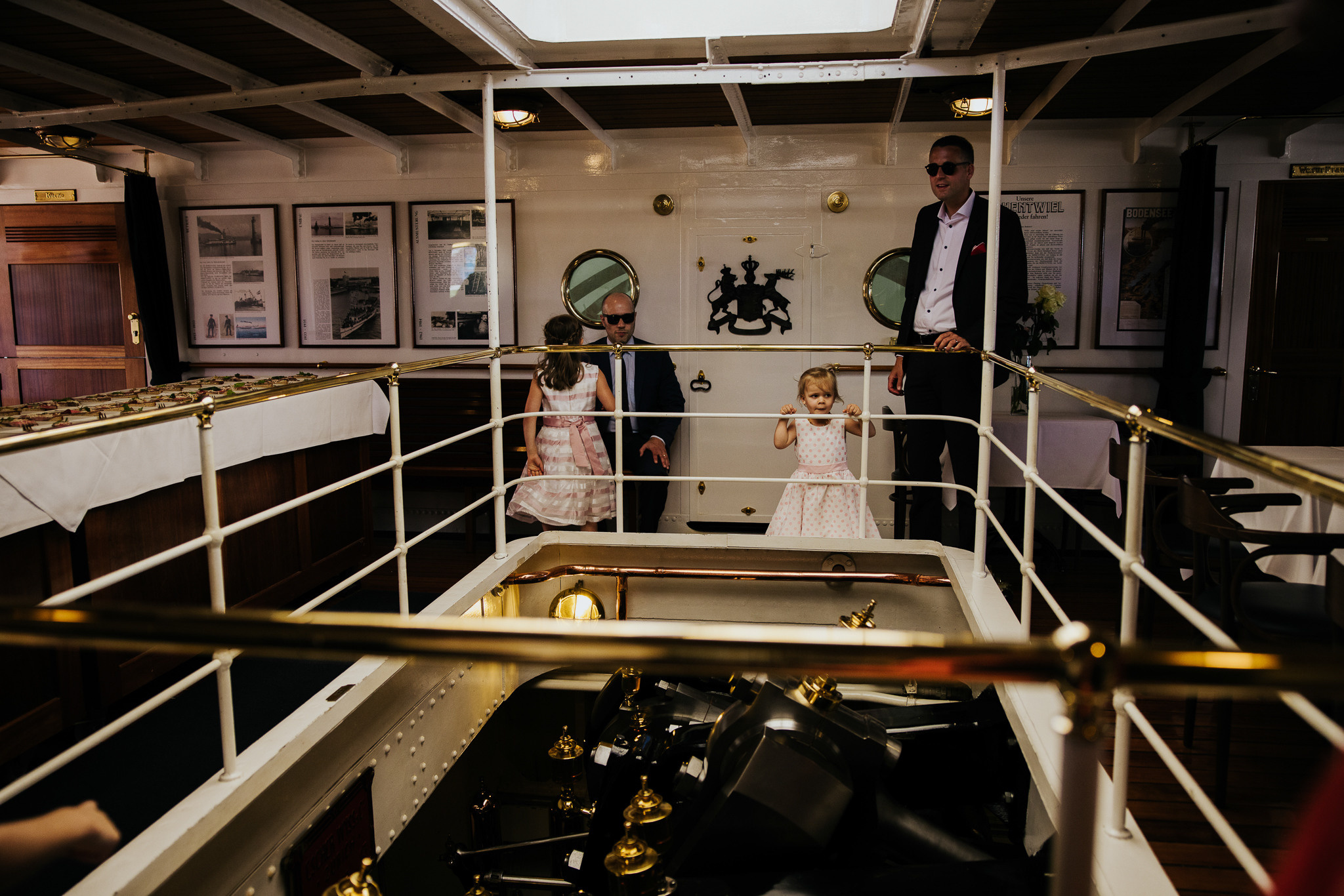 Die ersten Hochzeitsgäste im inneren vom Schiff Hohentwiel