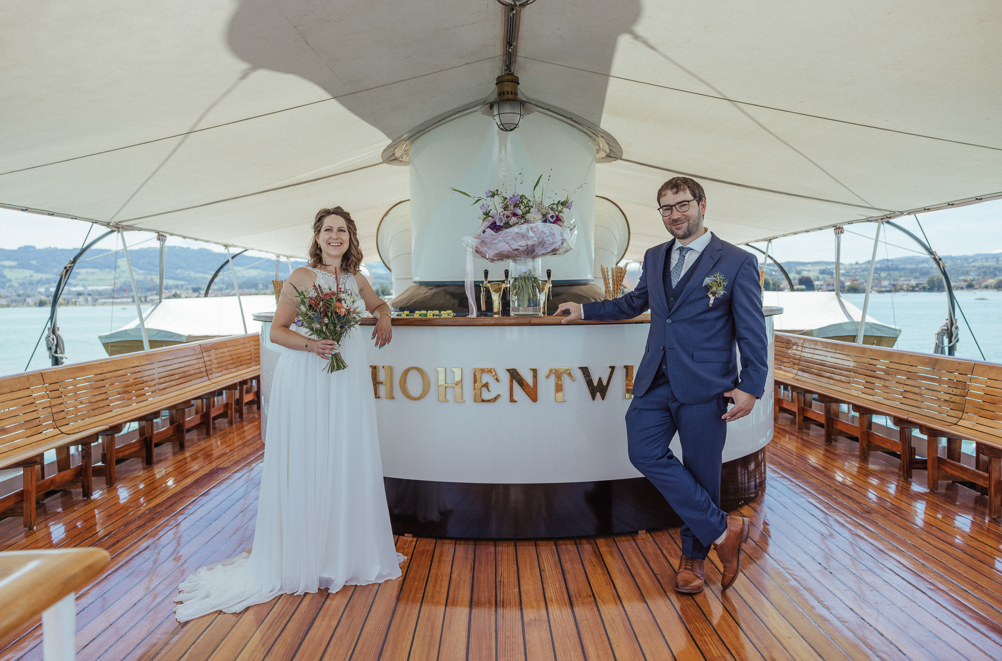 Das Brautpaar auf dem Deck vom Schiff Hohentwiel