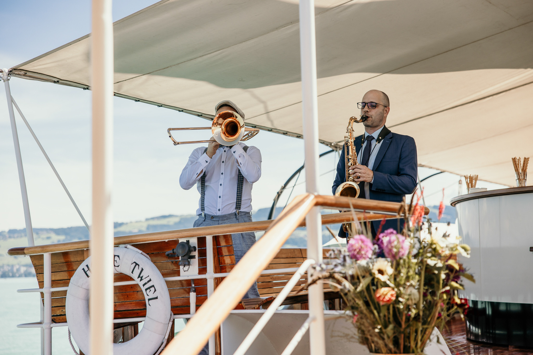 Musikanten spielen auf einer Hochzeit auf dem Schiff Hohentwiel