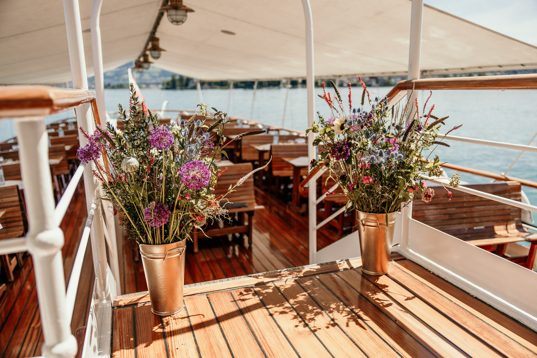 Schöne Wiesenblumen als Hochzeitsdekoration auf dem Schiff