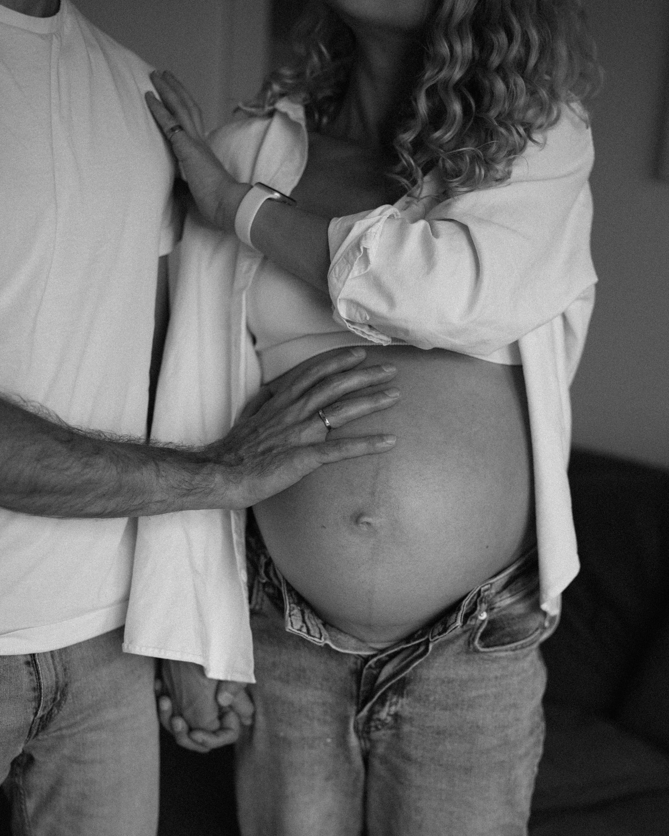 Candid pregnancy photoshoot in the park. Photographer in Madrid, Spain. Alyona Belyaninova