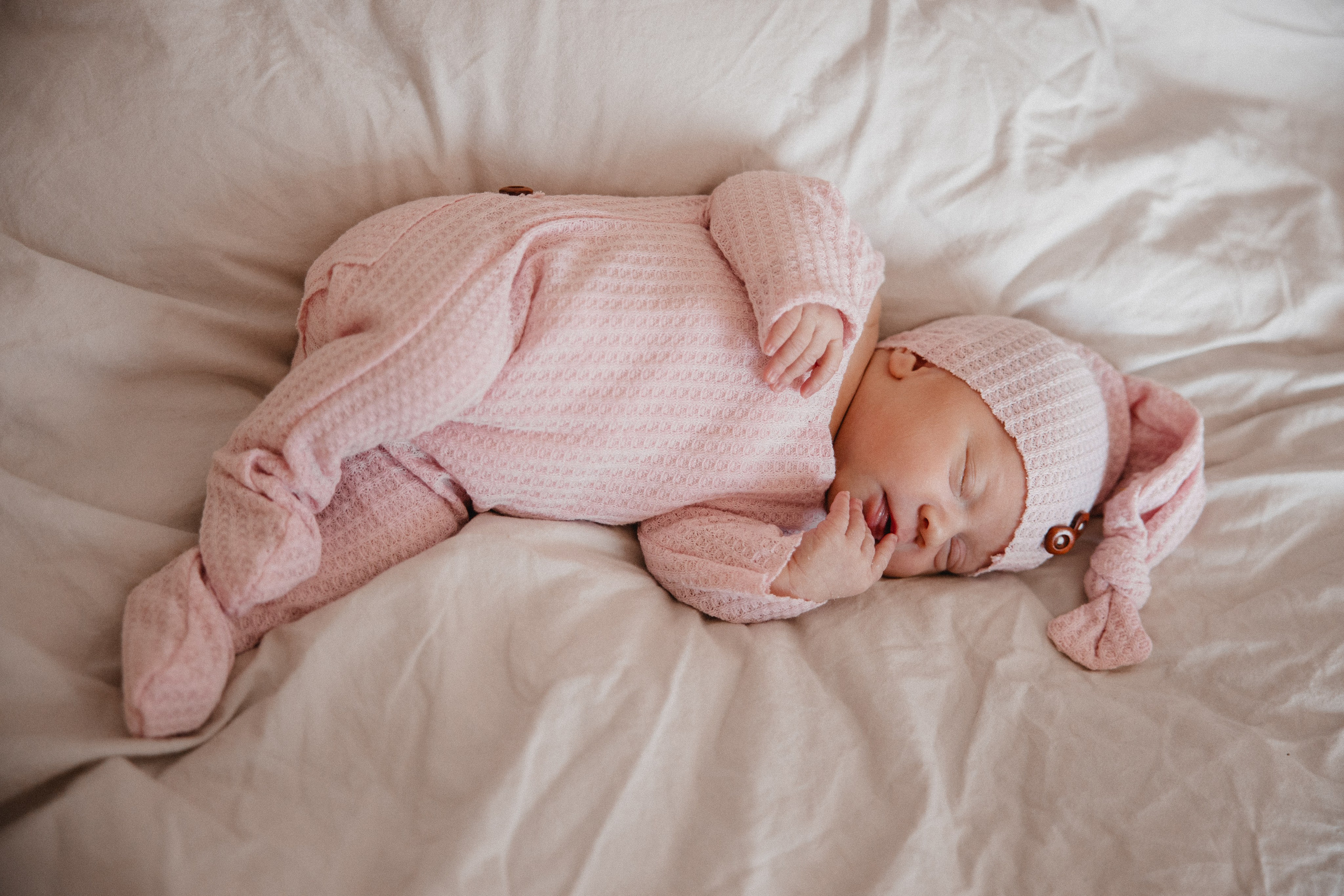 Neugeborenenfotos Zuhause. Hochzeitsfotografie |Hochzeitsfotograf Bochum | Hochzeitsfotograf Dortmund | Hochzeitsfotograf Essen | Hochzeitsfotograf Ruhrgebiet