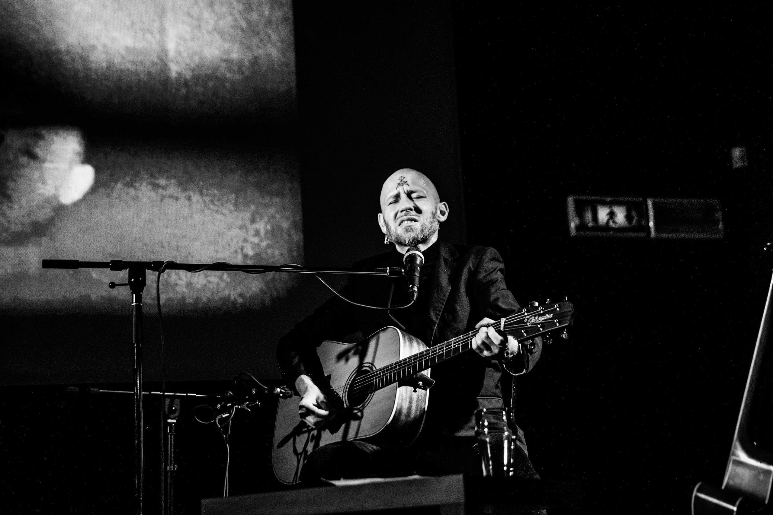 Imanta Dakša un video mākslinieces Mersedes(e) Margoit koncerts&video stāsts “Beidzot laimīgās haizivis”, 2024