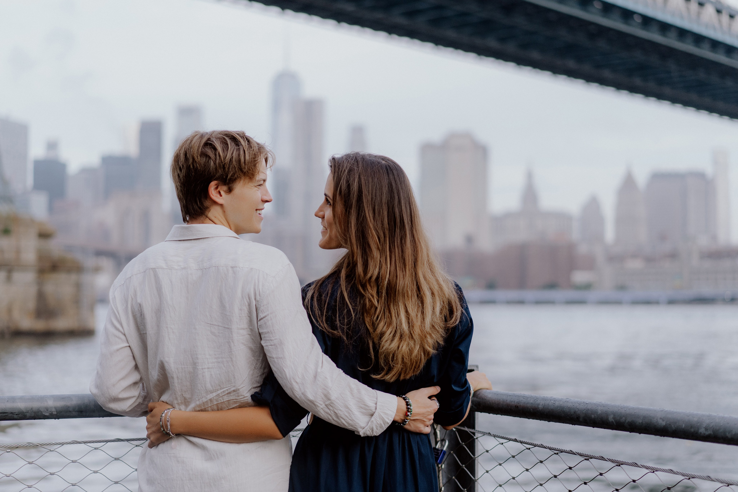 Couple in Dumbo and on the Brooklyn Bridge. Videographer and photographer in New York // MAKAROV.VIDEO