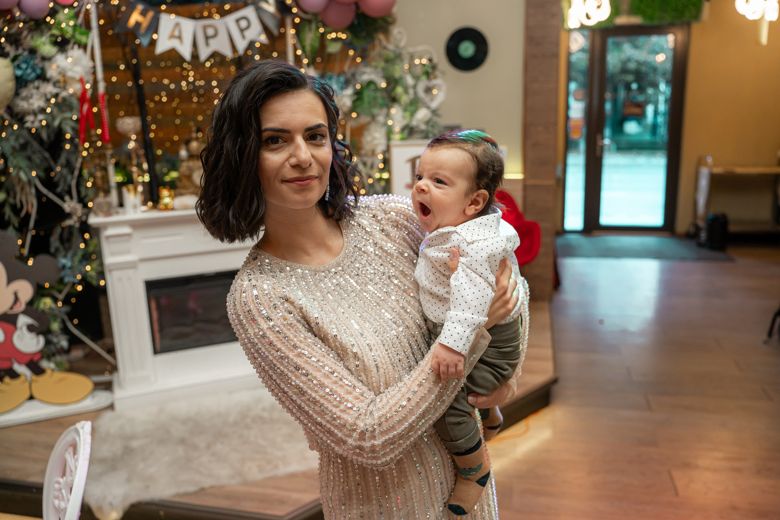 petrecere de botez, mama cu copilul in brate