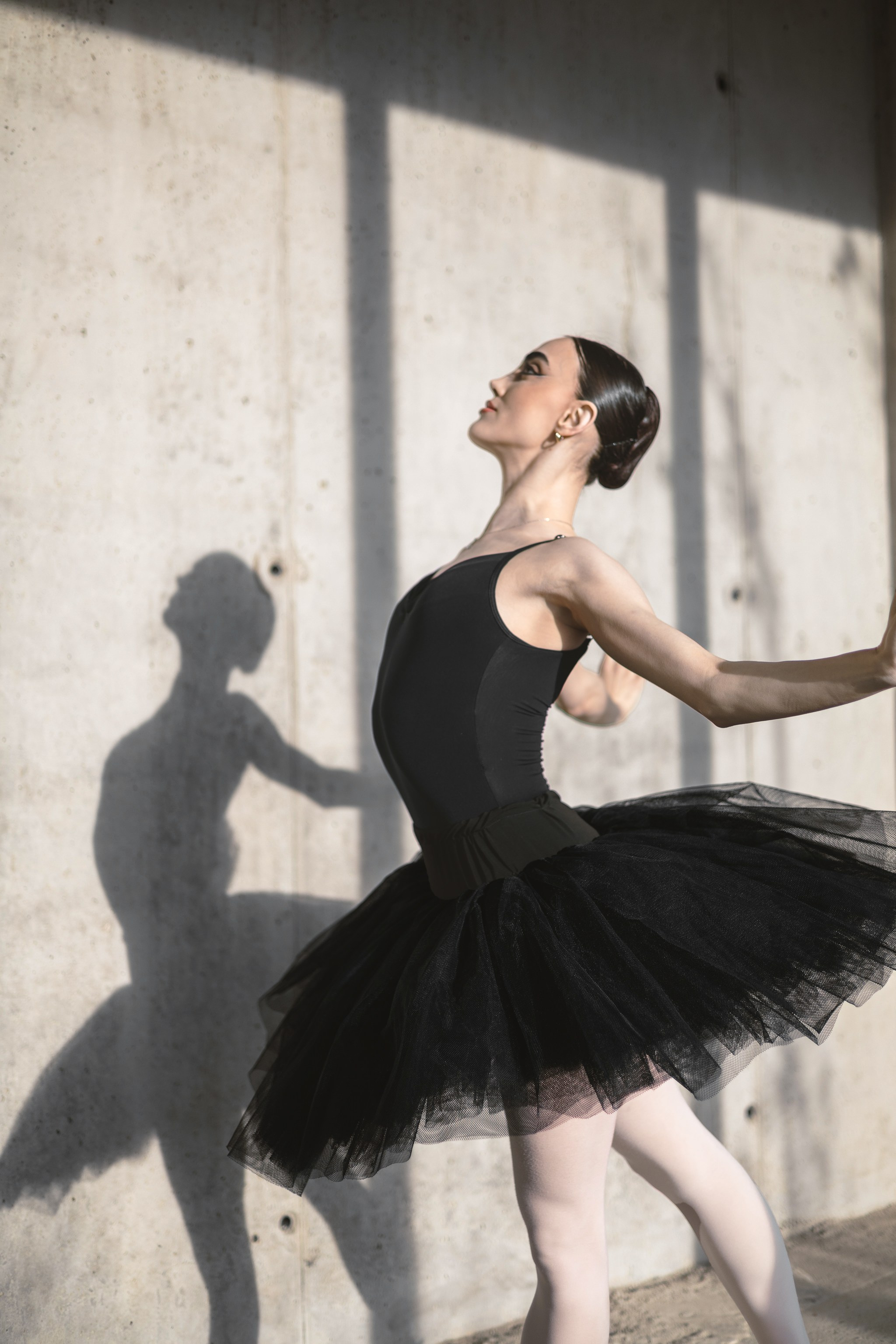 portrait danseuse robe noire tutu lumière naturelle loft photographe Loire-Atlantique Ani Torosyan
