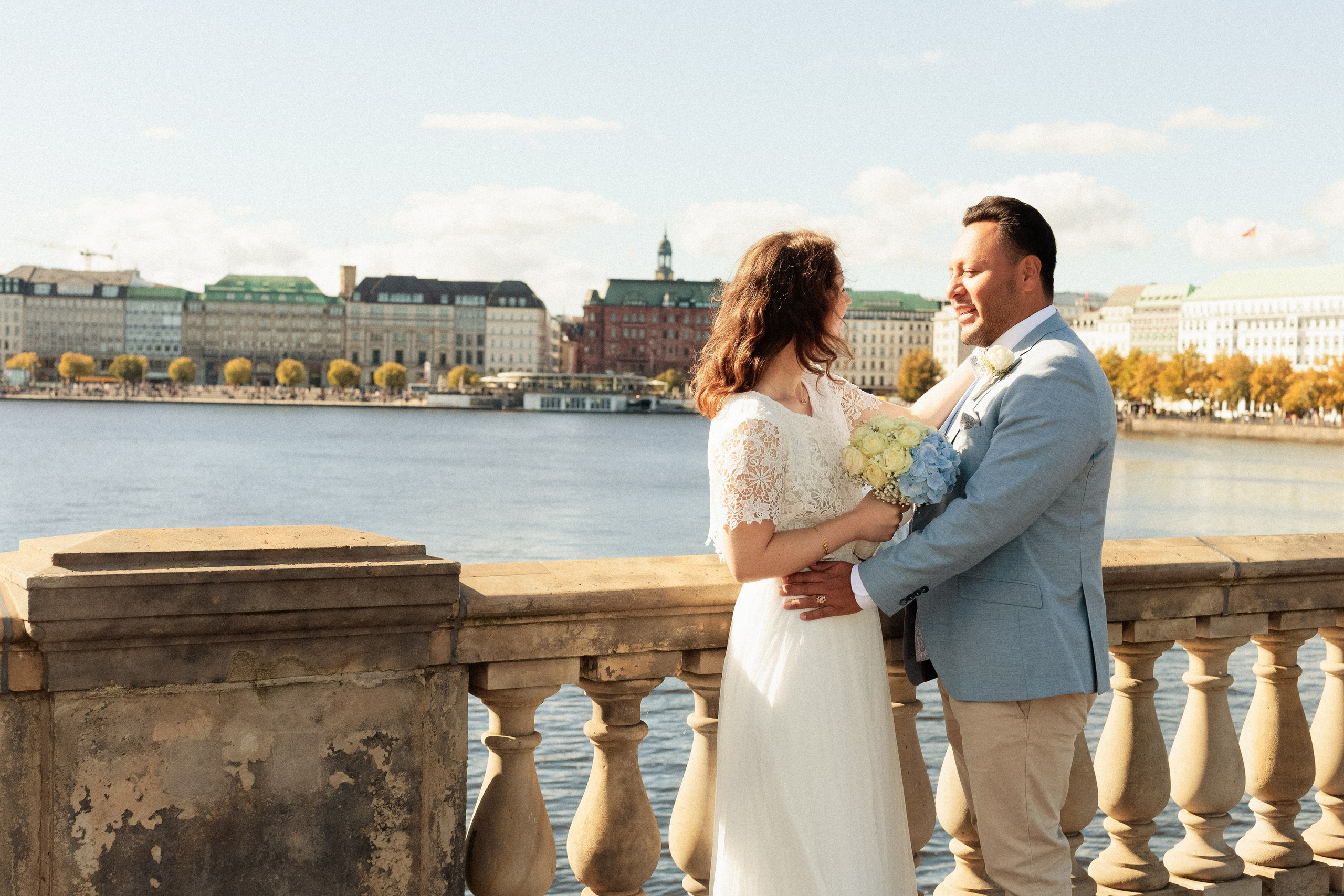 Traumhochzeit im Bobby Reich | Moderne Liebe am Hamburger Alsterufer. Hochzeitsfotograf und Hochzeitsvideograf aus Hamburg | Roka21Film