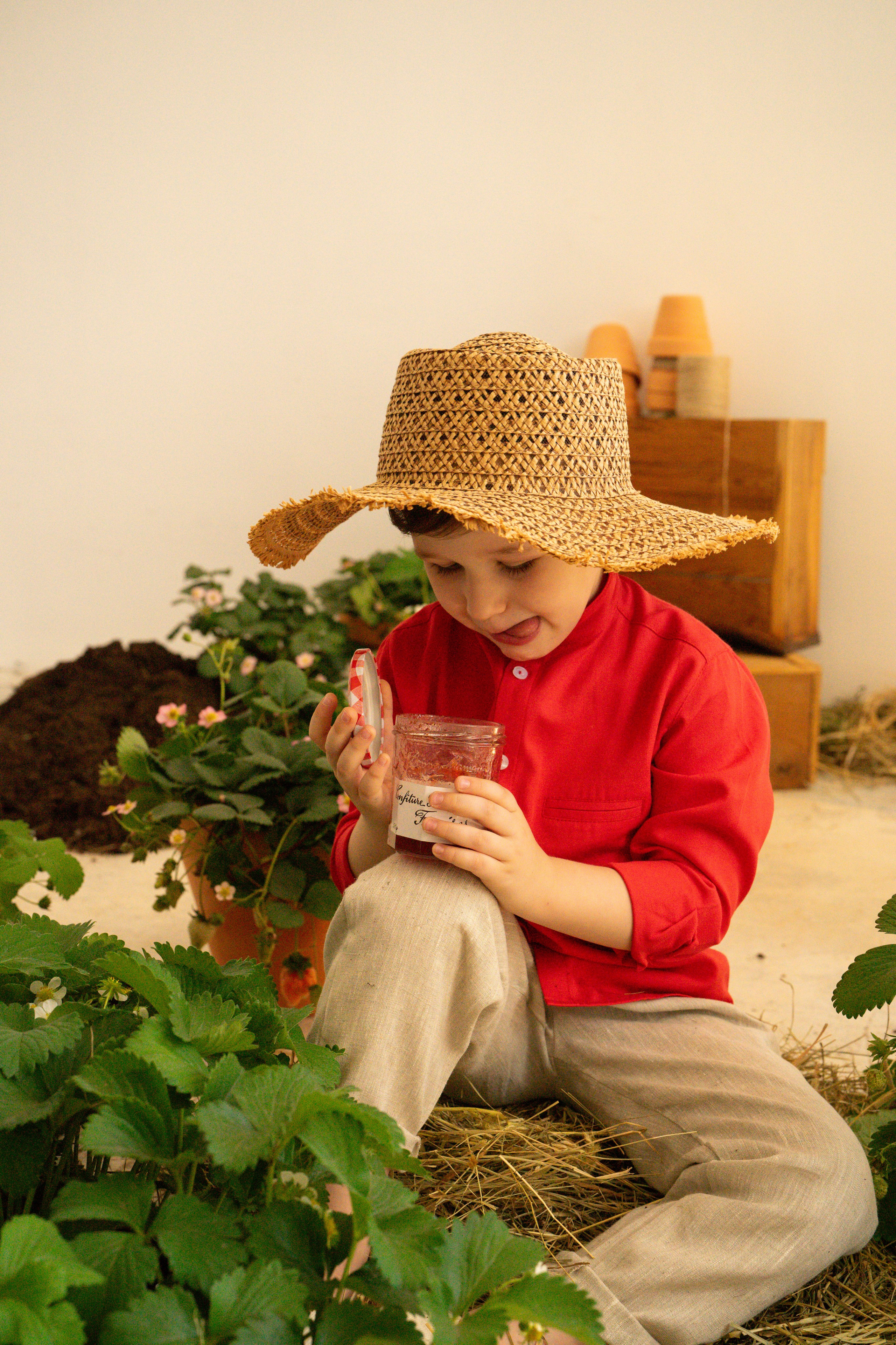 Маленькие садоводы. Ваш фотограф Tetiana Kolos, найду самый удачный ракурс и словлю момент