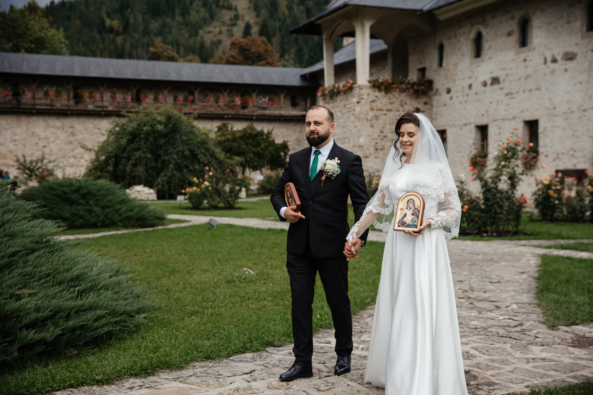 Nunta de Poveste la Sucevița: Cristi și Andreea. Servicii foto-video profesionale, pentru momente de neuitat