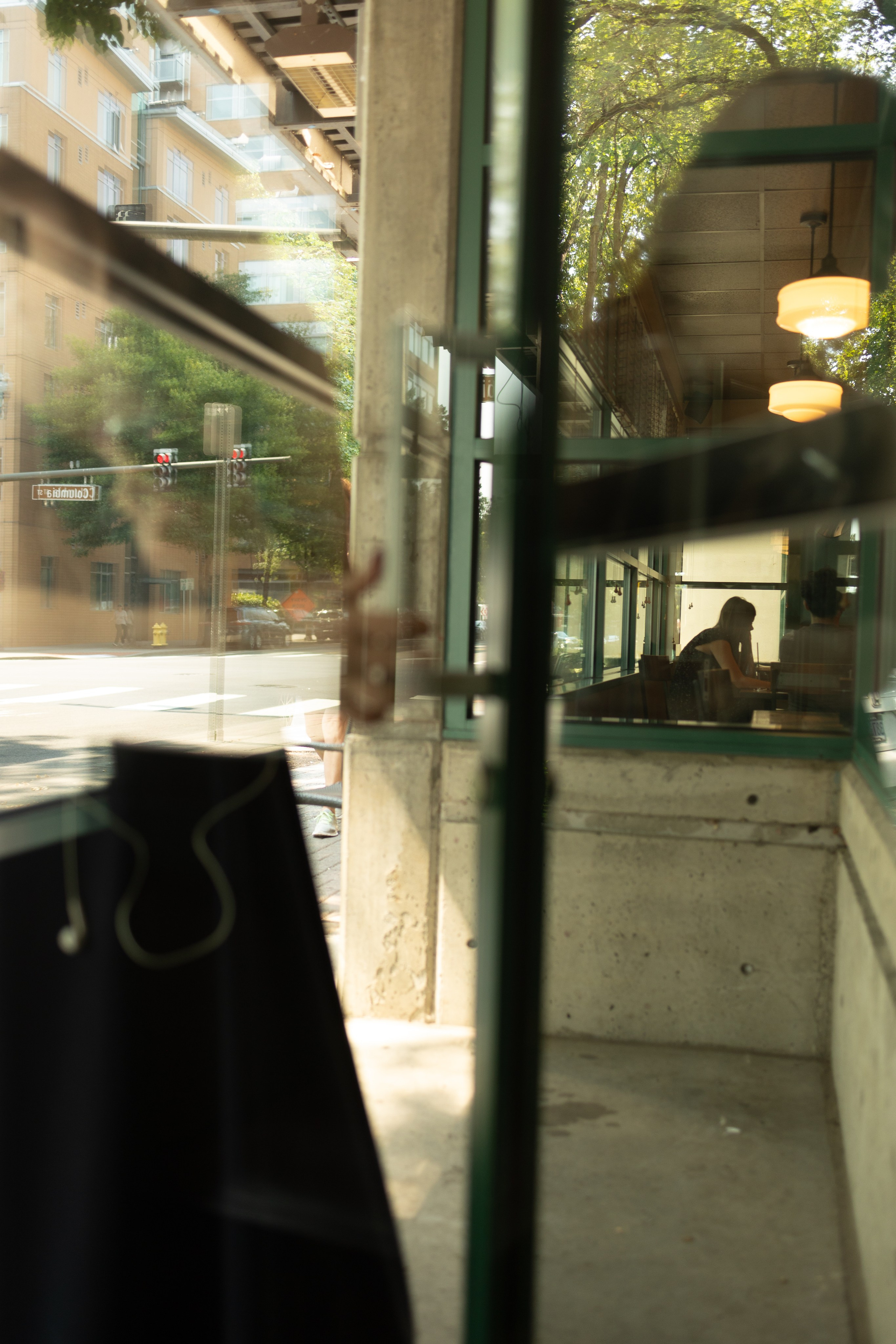 In the Quiet of City Chaos. Family photographer Oregon — Washington