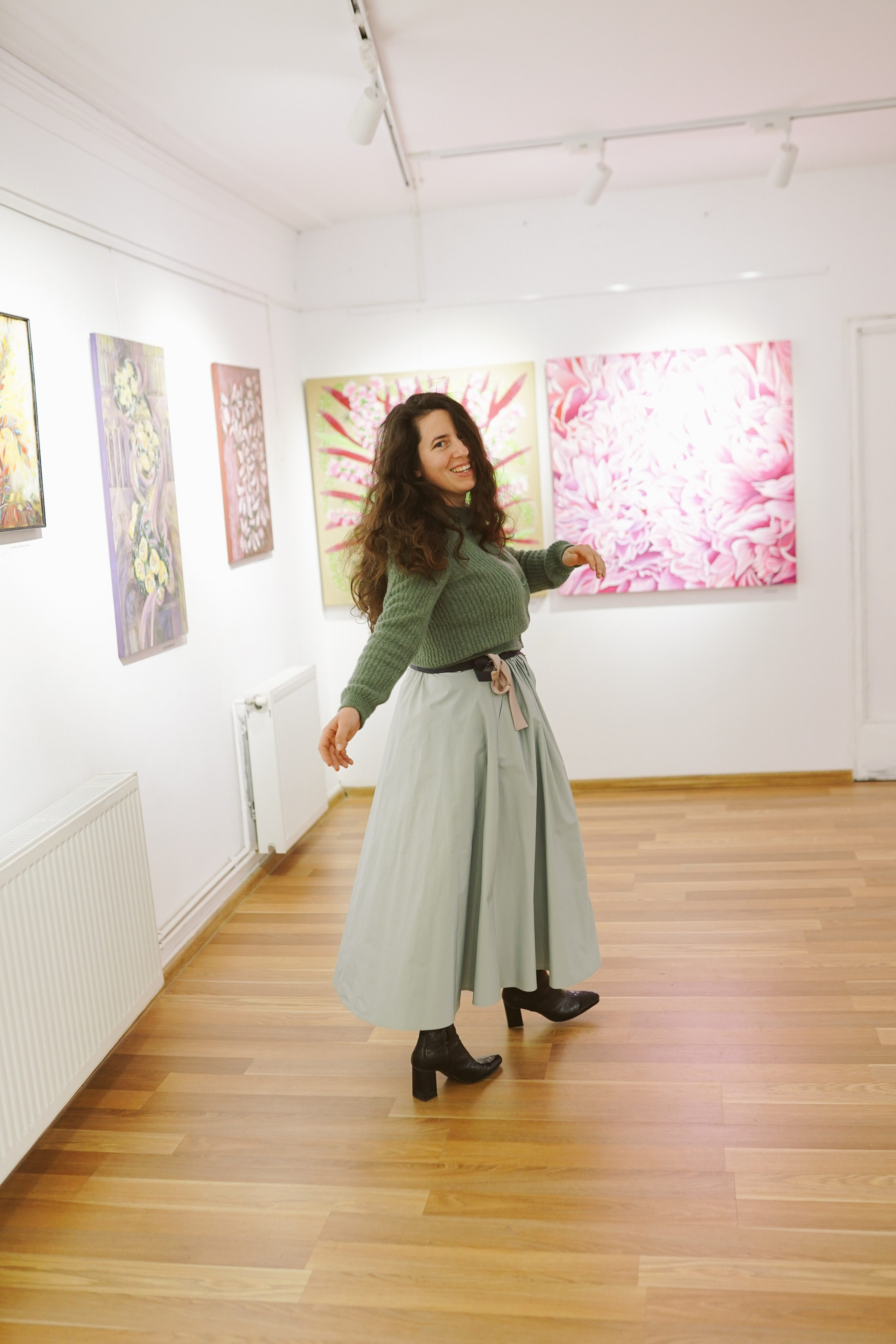 Expoziție Foto Maternitate Brașov | Mădălina Beda. Madalina Beda- Artist vizual, fotograf, doula la nastere, consultant babywearing Brasov si in toata tara