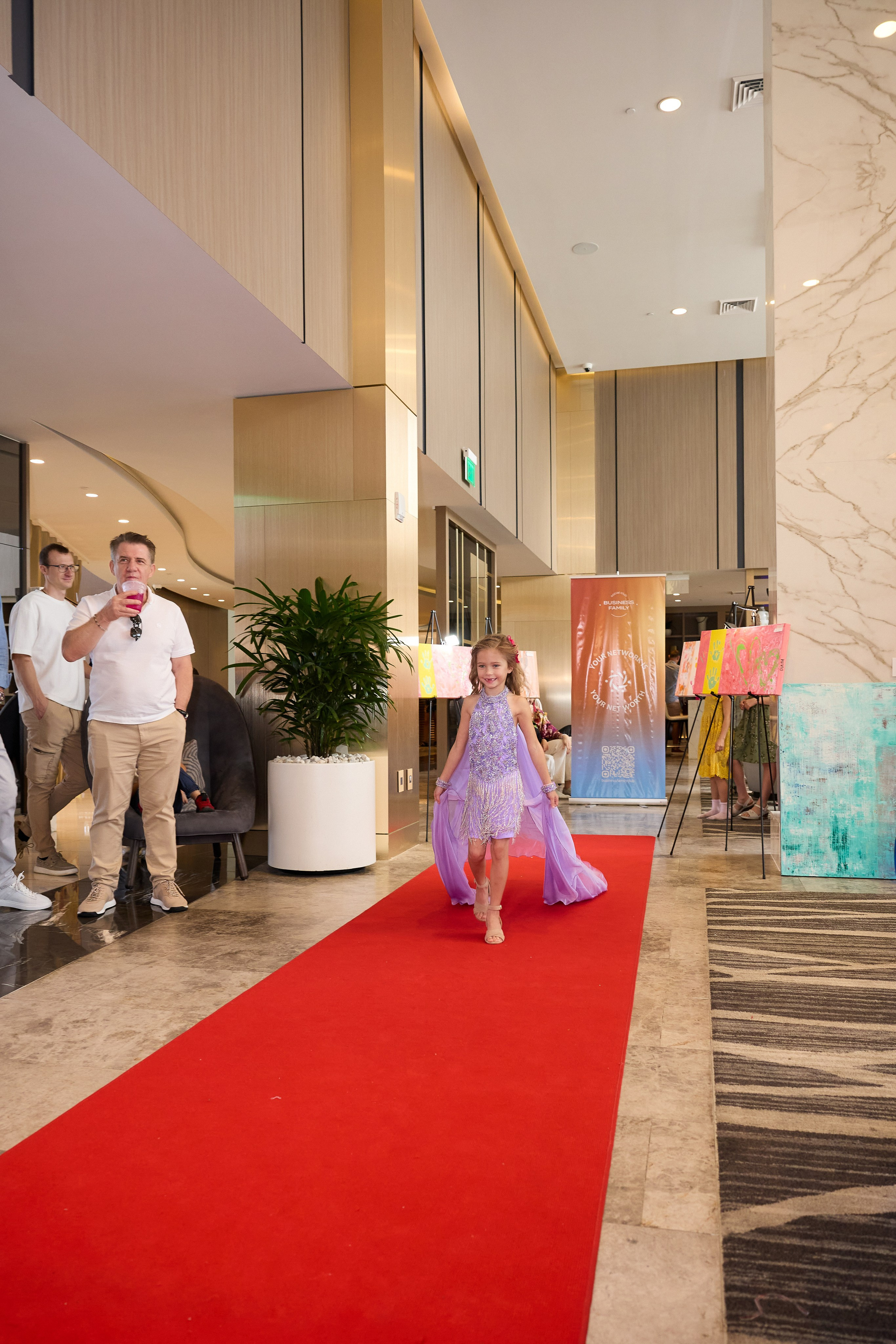 Авторская благотворительная художественная выставка Дианы Бортник. Фотограф Юлия Маковеева